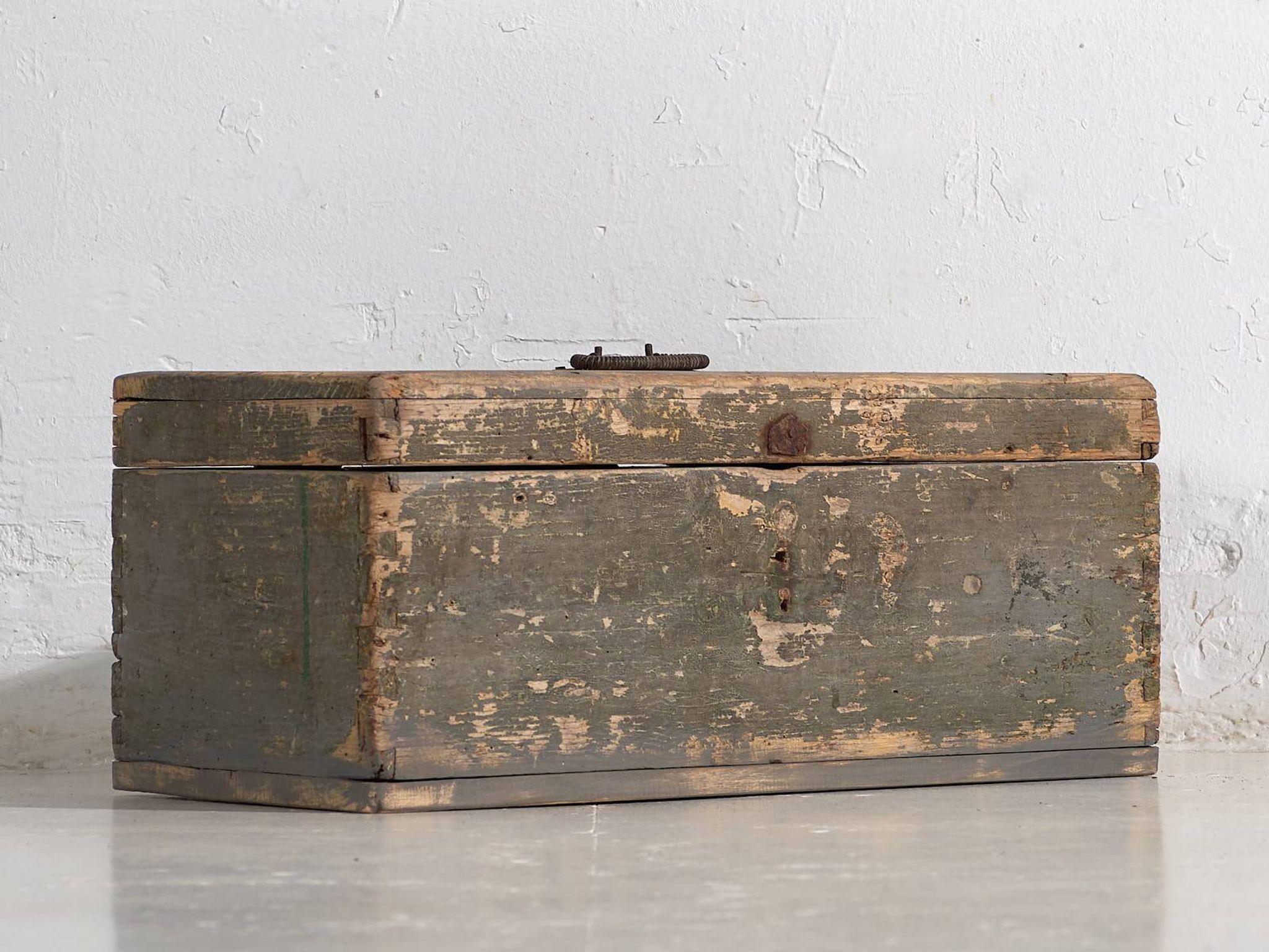 Petit coffre ancien en bois massif (c.1920) #73