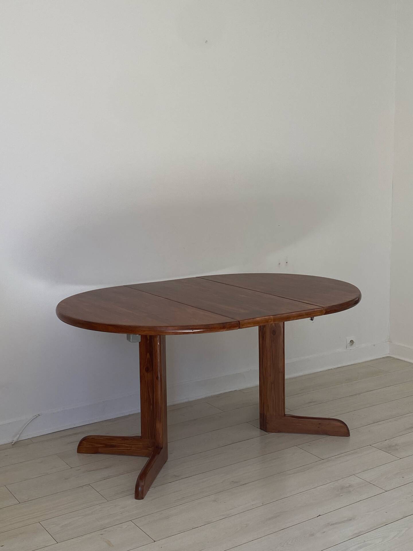 Extendable table for 4/6 people in pine.