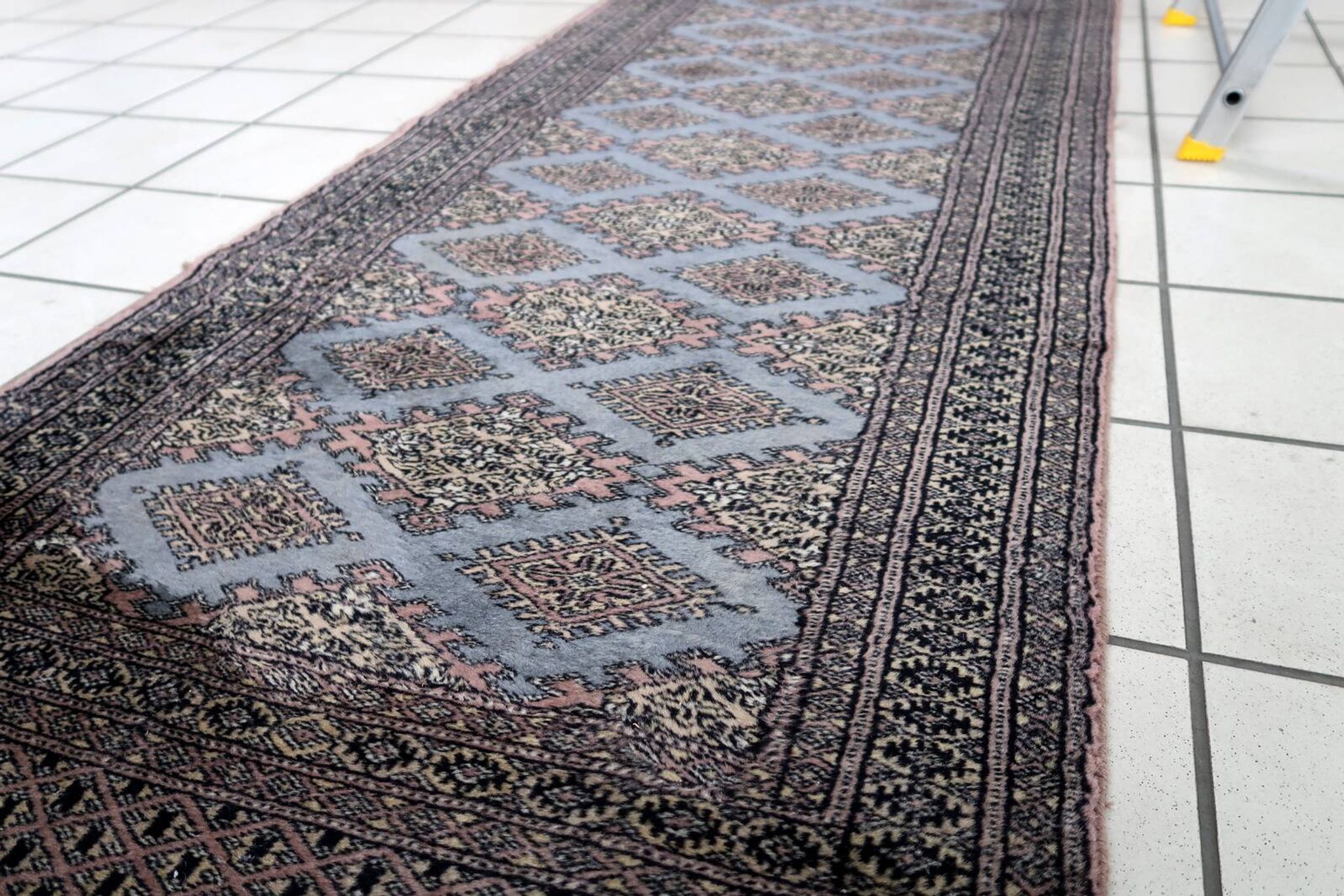 Tapis coureur vintage ouzbek Bukhara fait main en laine – 75 x 244 cm