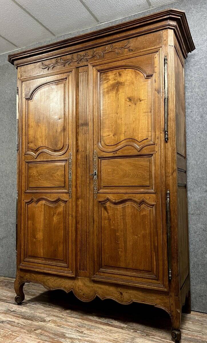 Armoire Lyonnaise époque louis XV en noyer