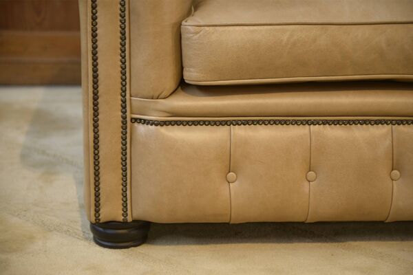 Canapé Chesterfield en cuir beige fabriqué à la main en Angleterre