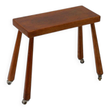 Table d'appoint vintage en bois massif sur roulettes