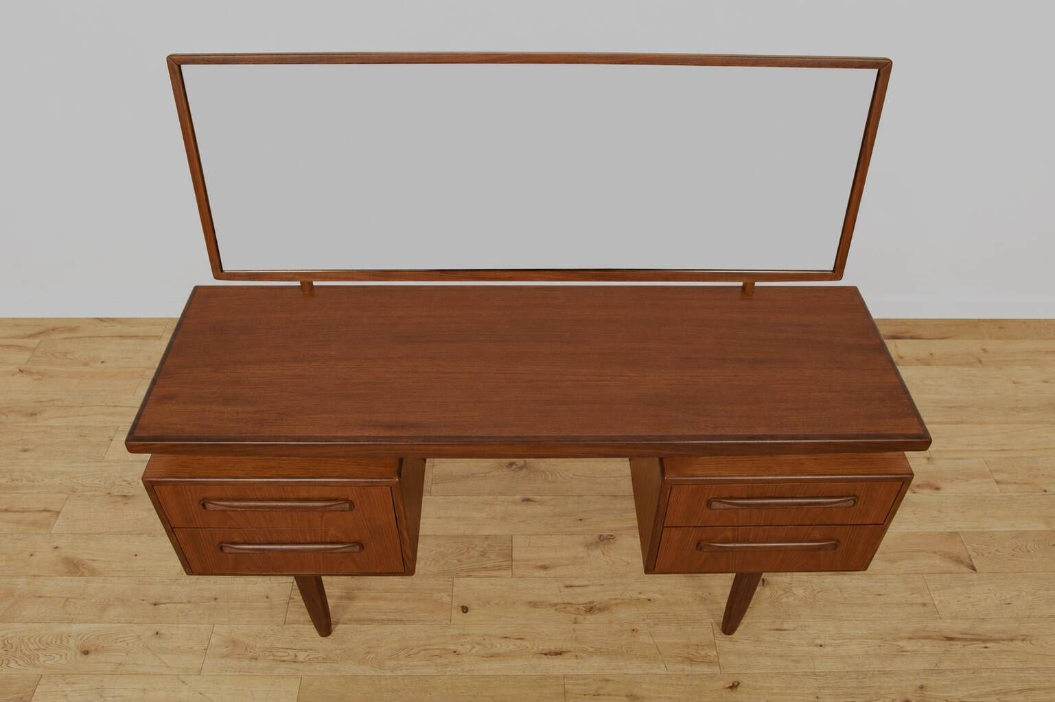 Table de maquillage en teck du milieu du siècle par Victor Wilkins pour G-Plan, Royaume-Uni, années 1960.