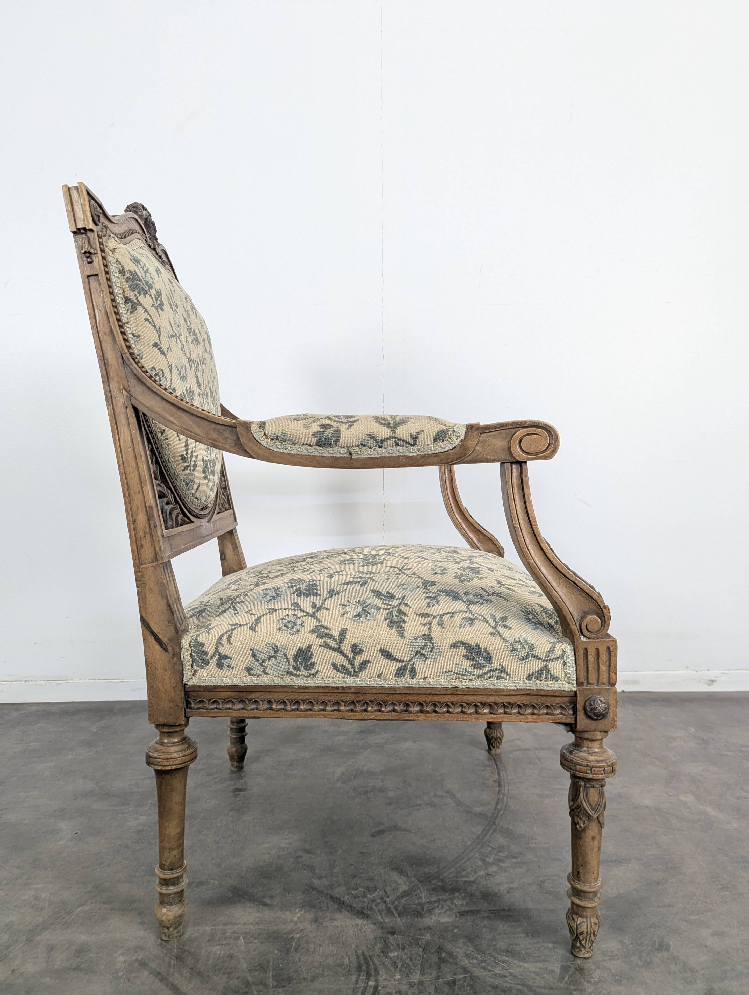 Louis XVI style salon with shield backrest from the 19th century.