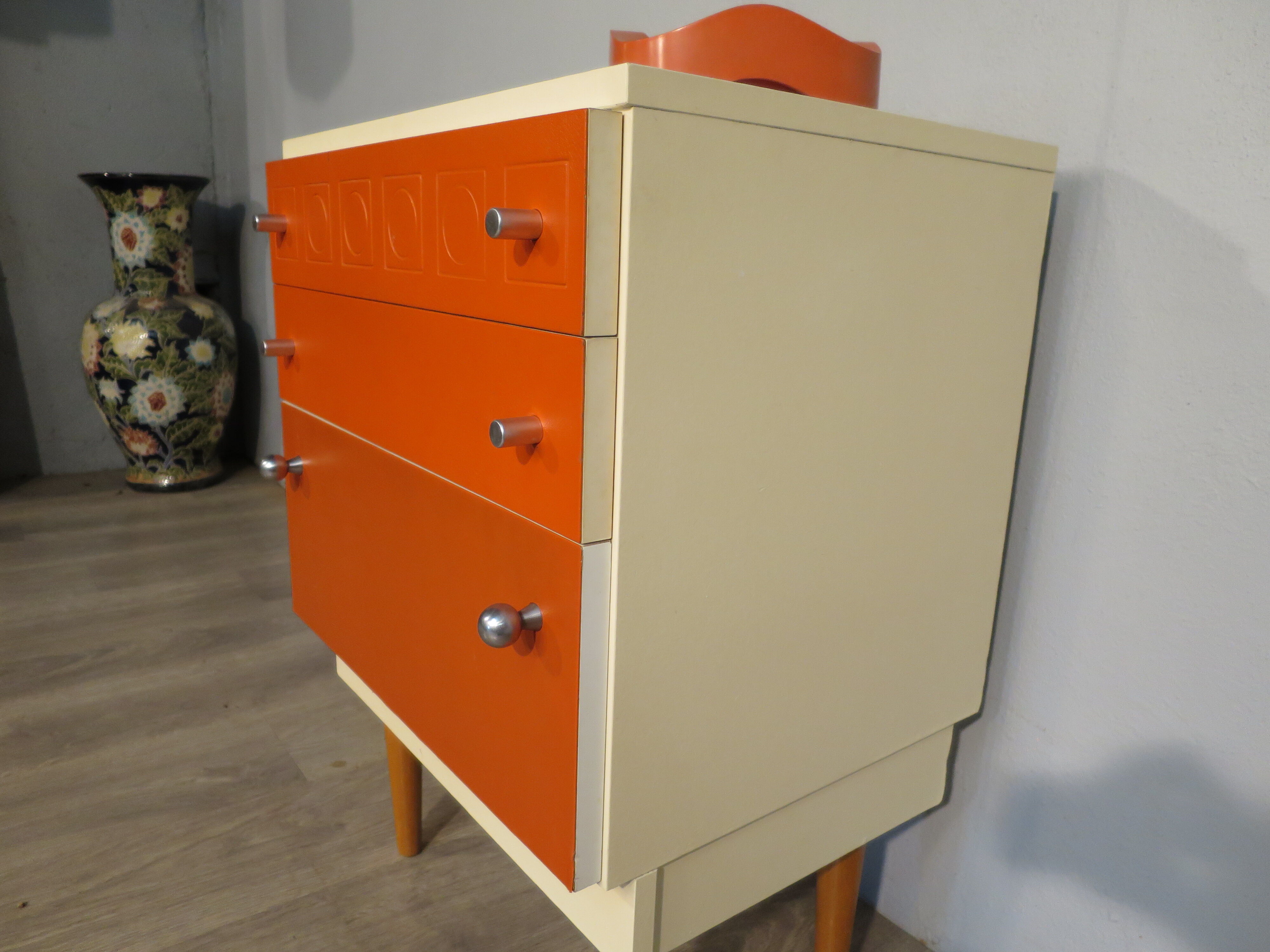 Meuble d'appoint vintage orange