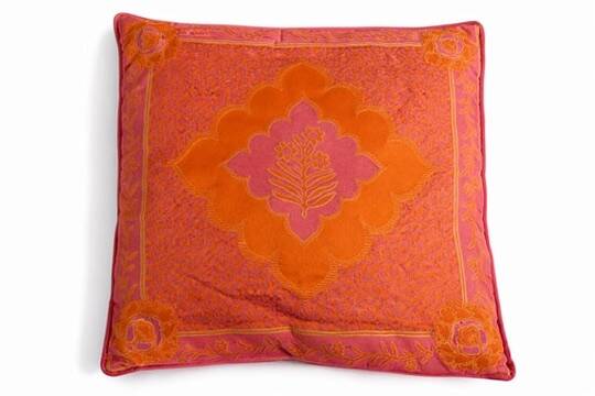 Set of 4 embroidered cushions in coral and pink – 44x44 cm – identical on both sides.