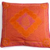Set of 4 embroidered cushions in coral and pink – 44x44 cm – identical on both sides.