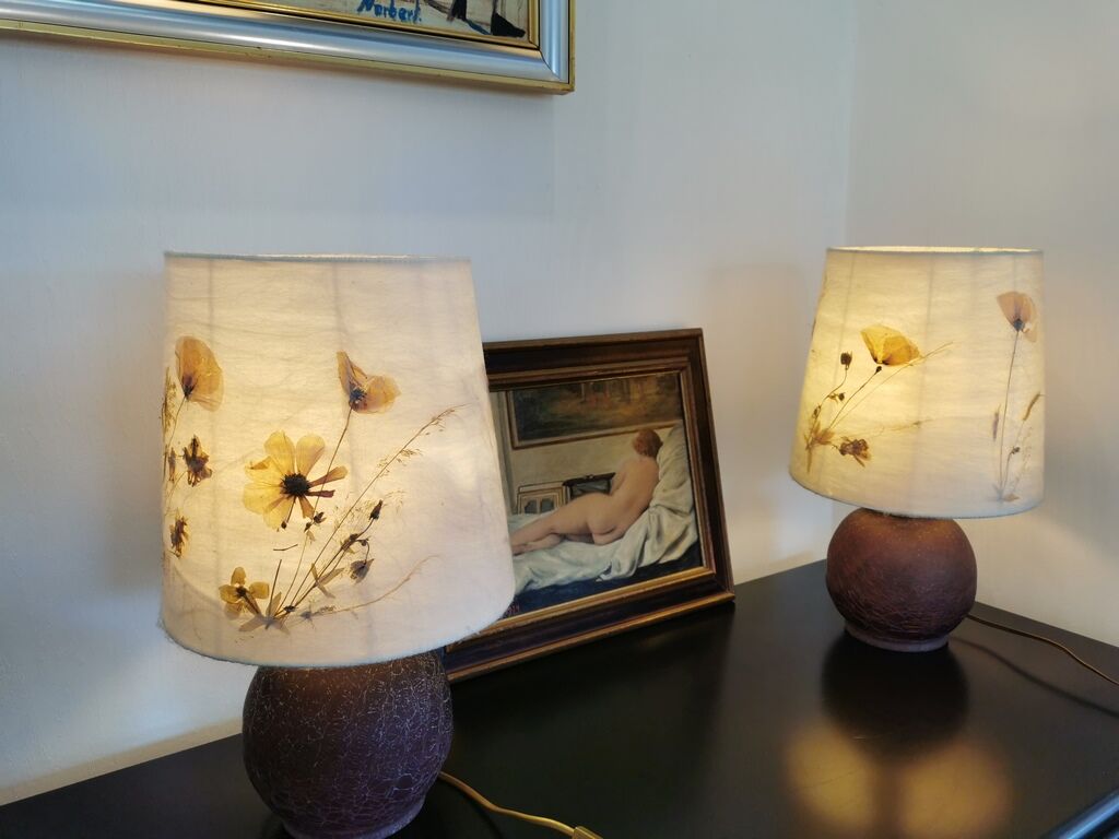 Lampe à poser en verre et abat jour en fleurs séchées.