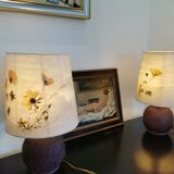 Lampe à poser en verre et abat jour en fleurs séchées.