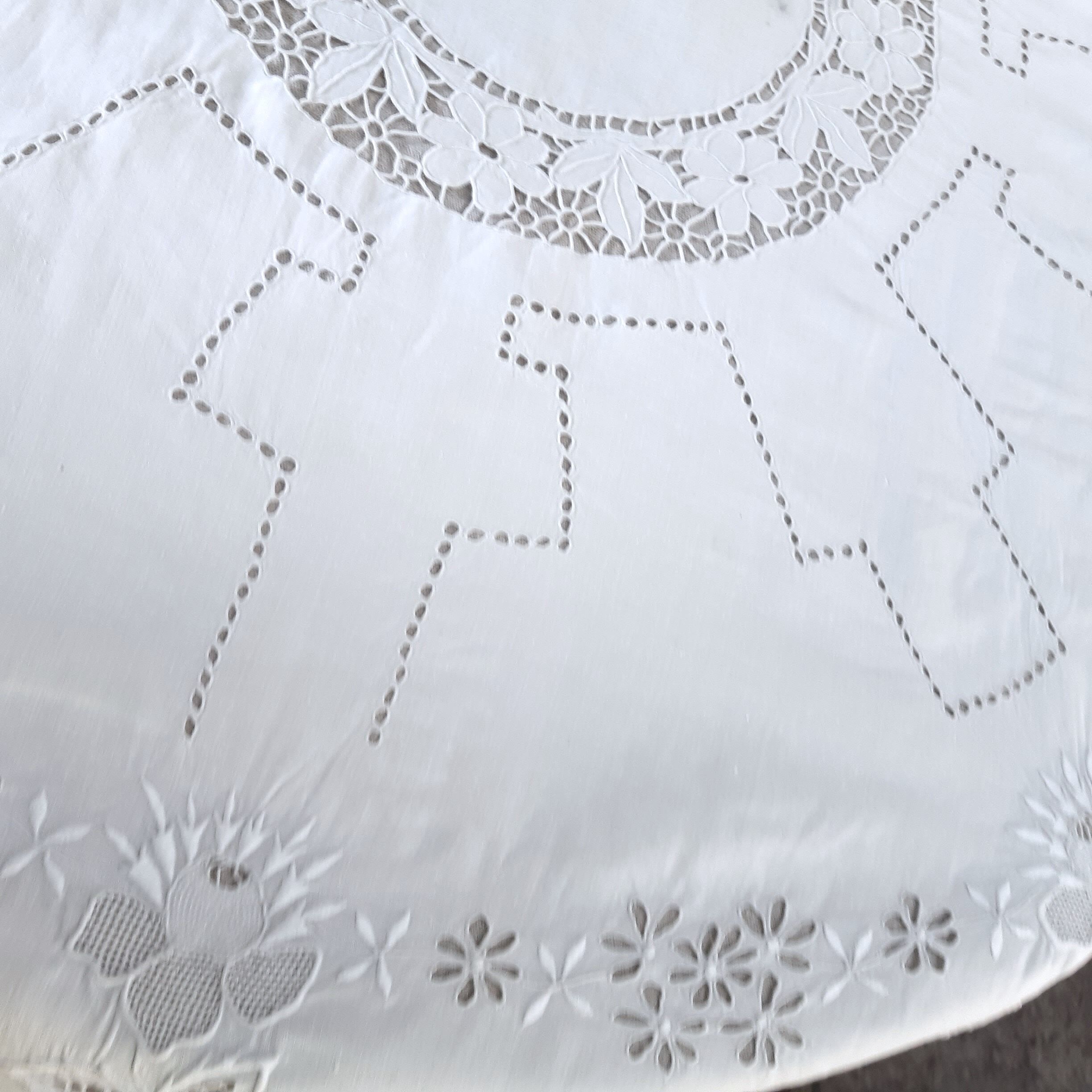 Square tablecloth 1900 very embroidered for round table
