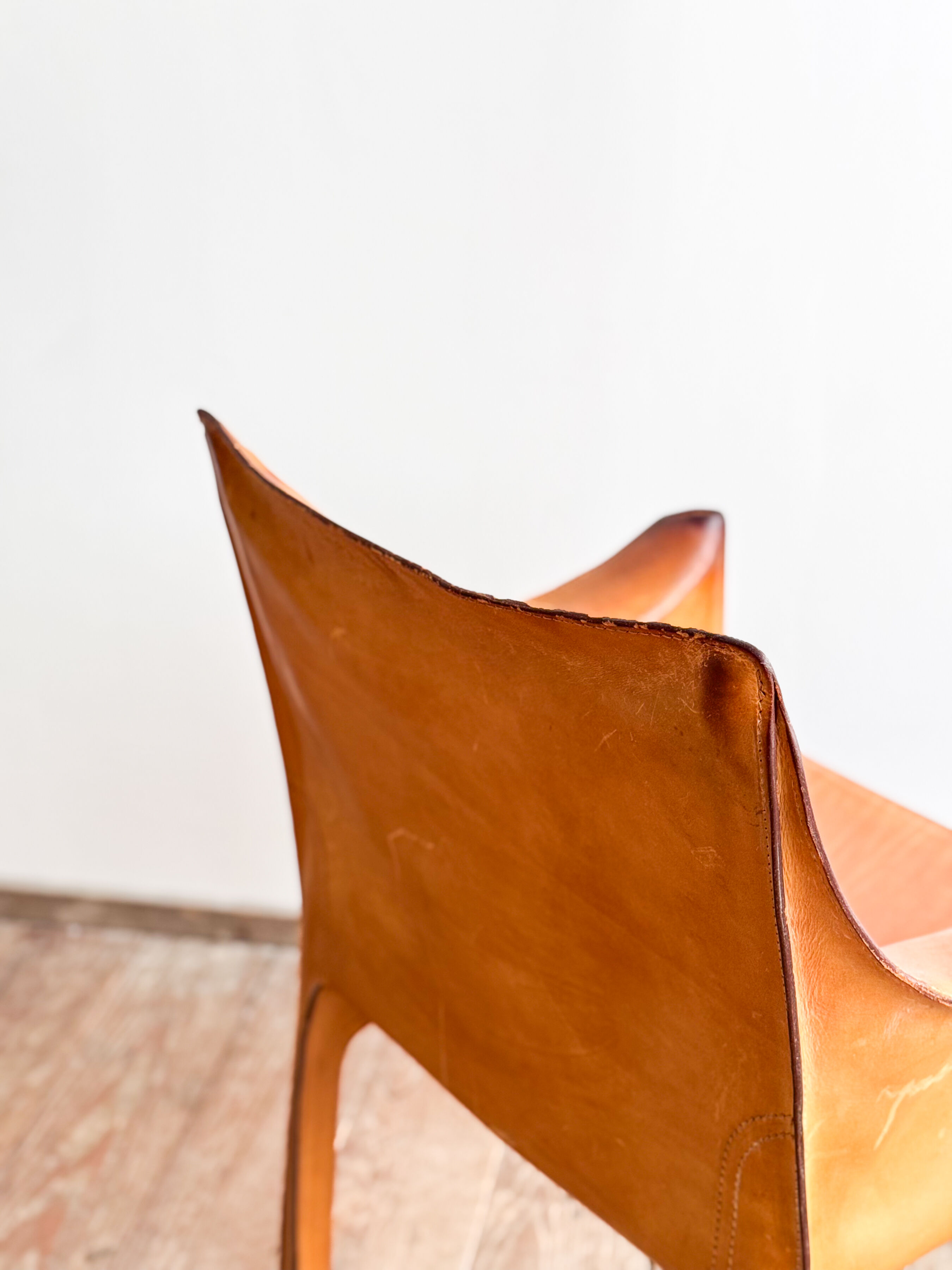 Paire de fauteuils Cab 413 par Mario Bellini en cuir beige patiné, Cassina