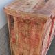 Buffet en bois avec reflets rouges