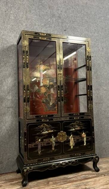 20th century China: Pretty bookcase in lacquer, hard stone and mother-of-pearl with three glazed sides