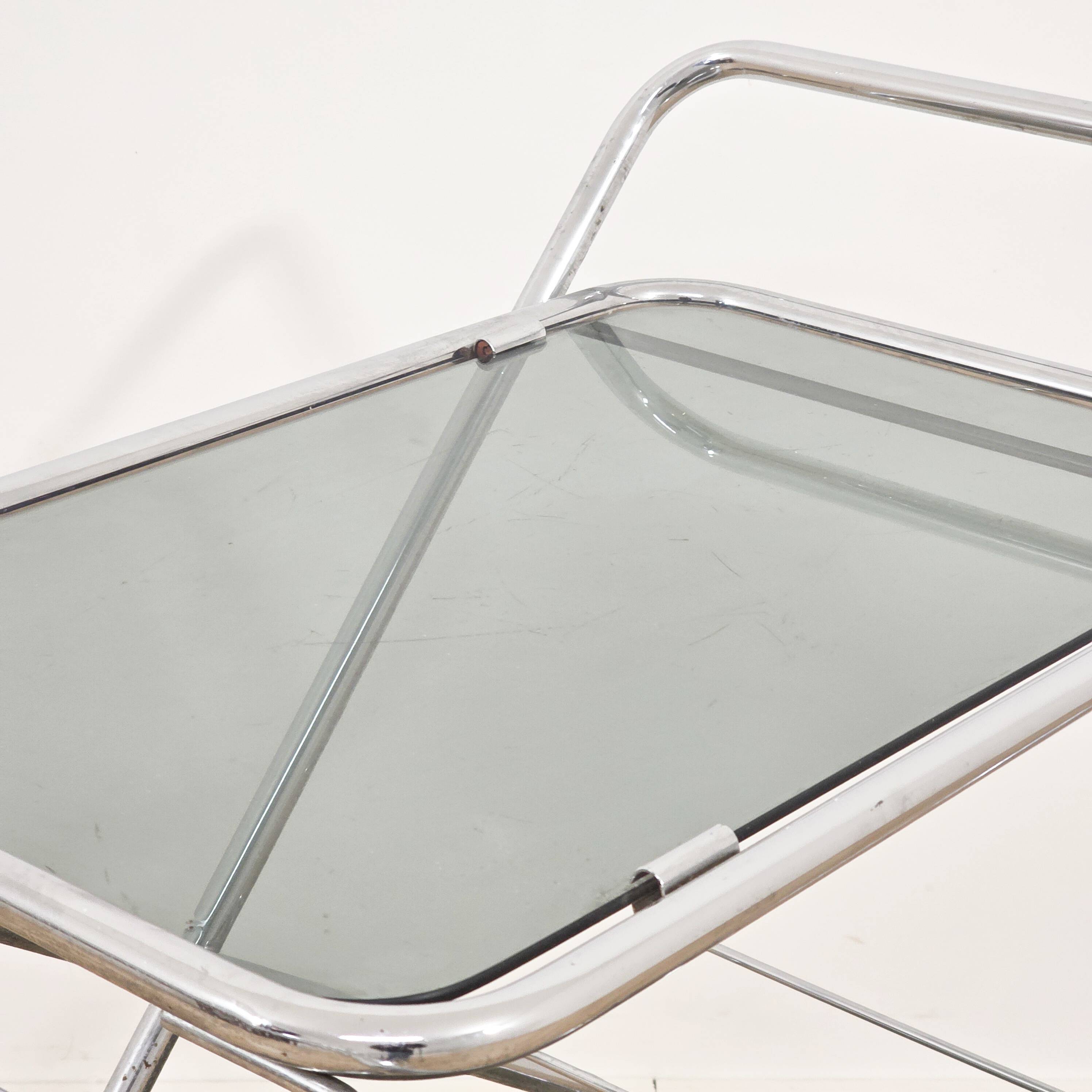 Desserte roulante moderniste en métal chromé et verre, années 1970