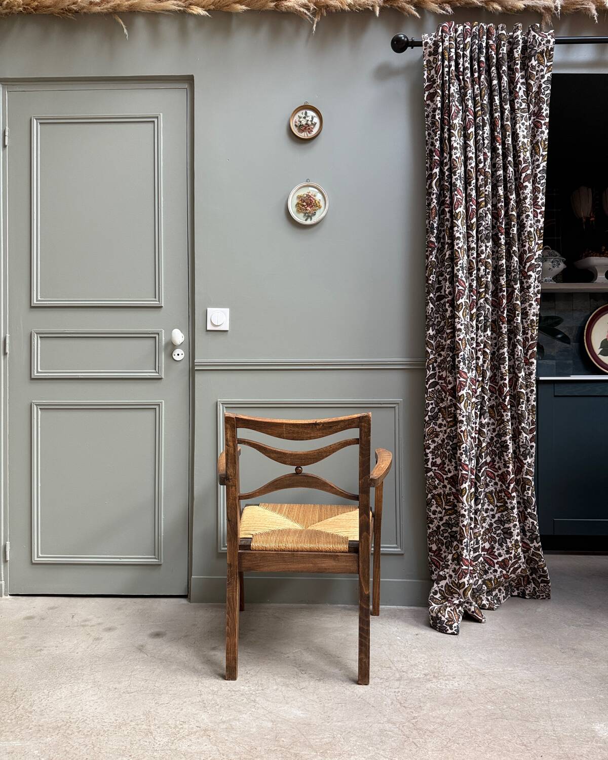 Fauteuil ancien en bois et assise paillée