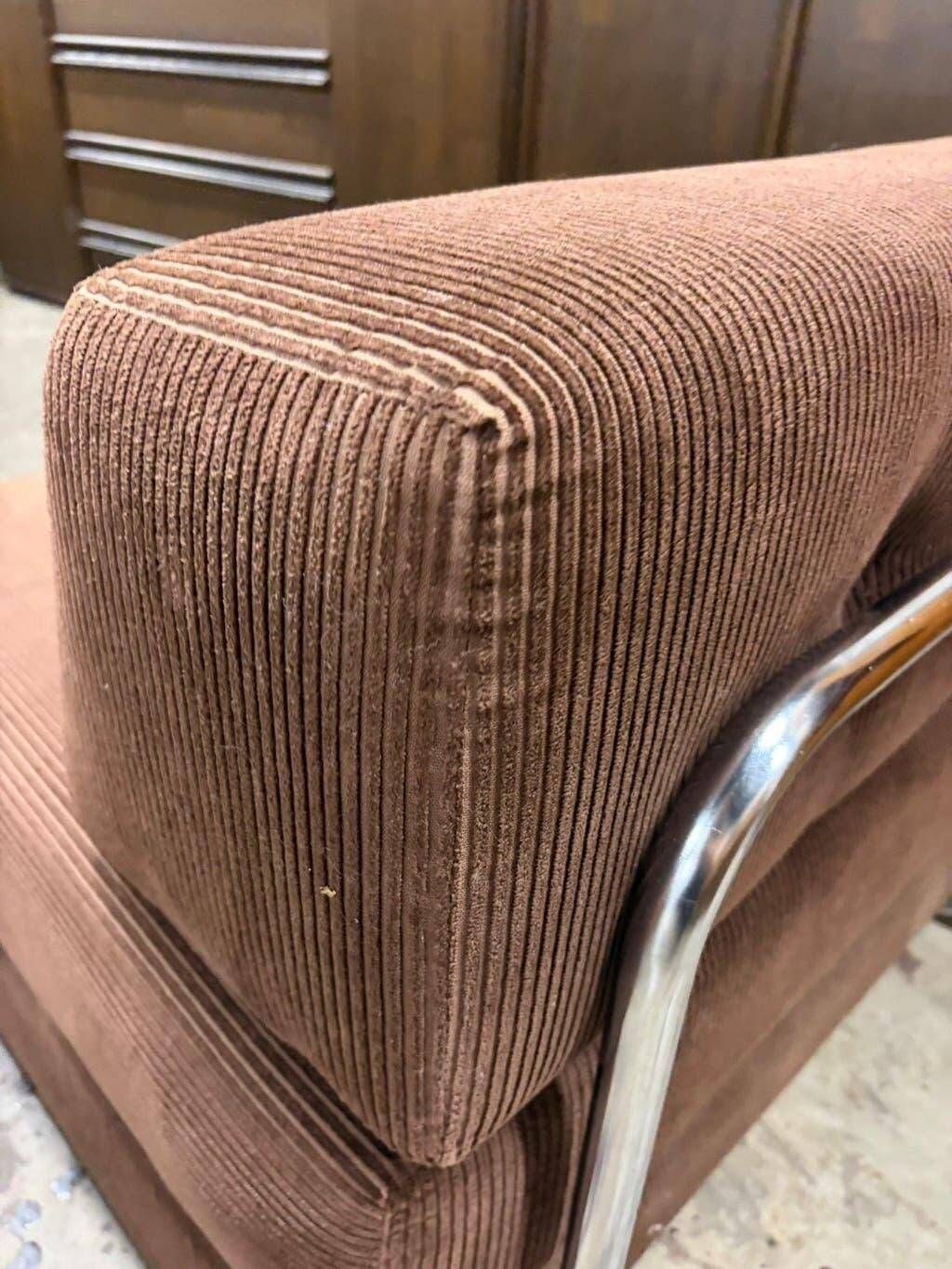 Fauteuil vintage marron côtelé / une place avec accent chromé