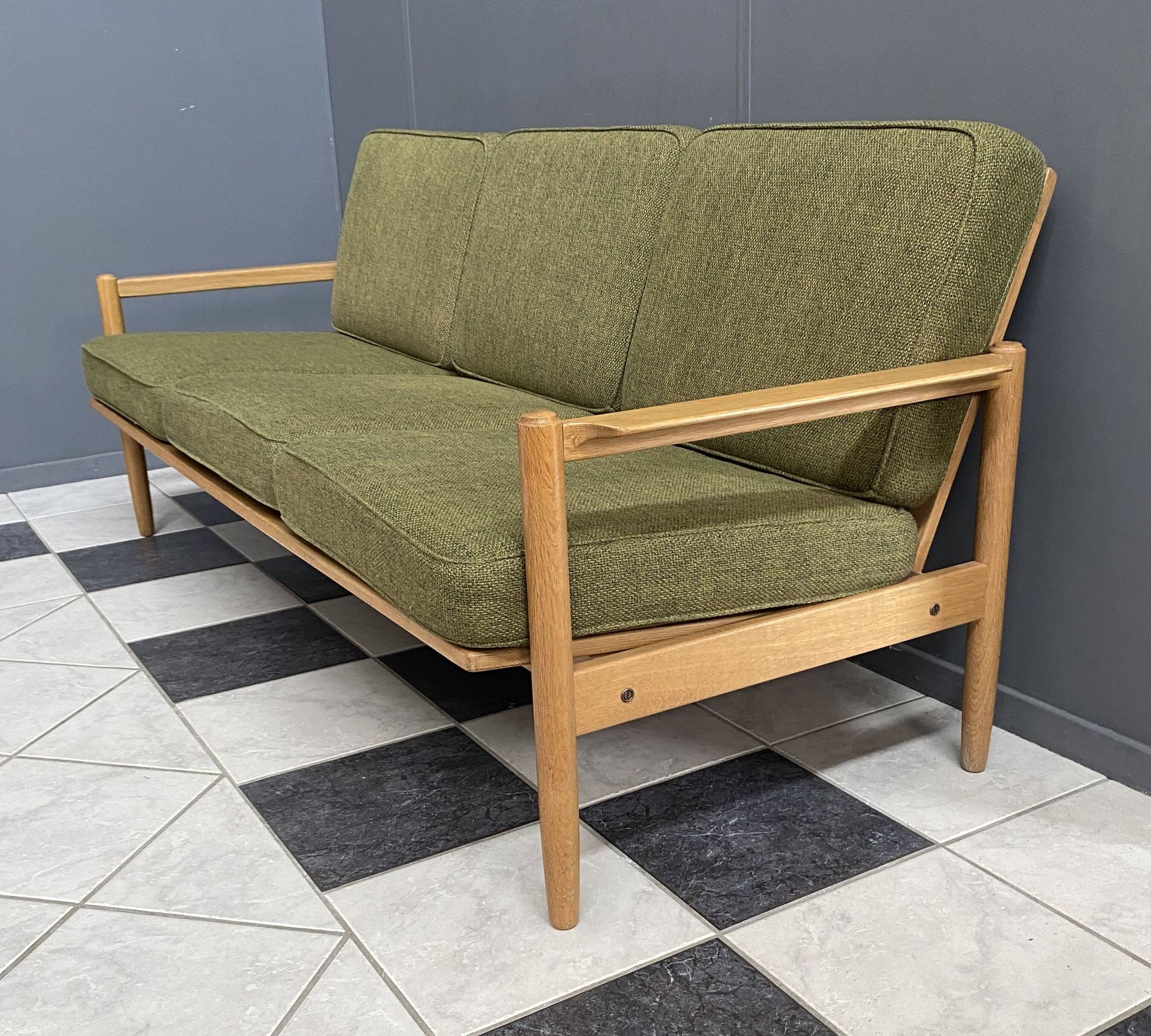 canapé 3 places en tissu vert et bois années 1960