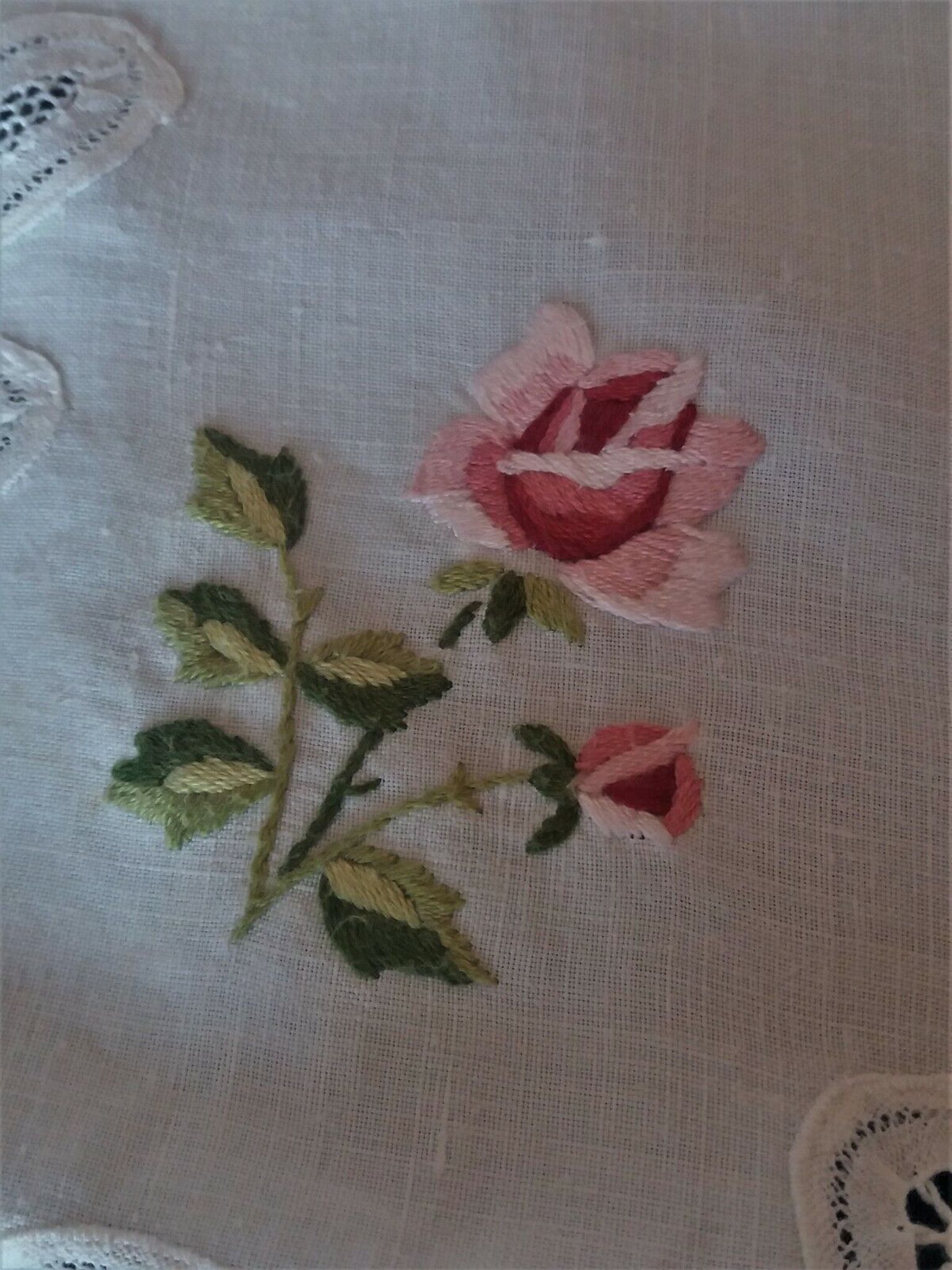 Linge de table nappe ronde huit serviettes dentelle de Luxeuil lin