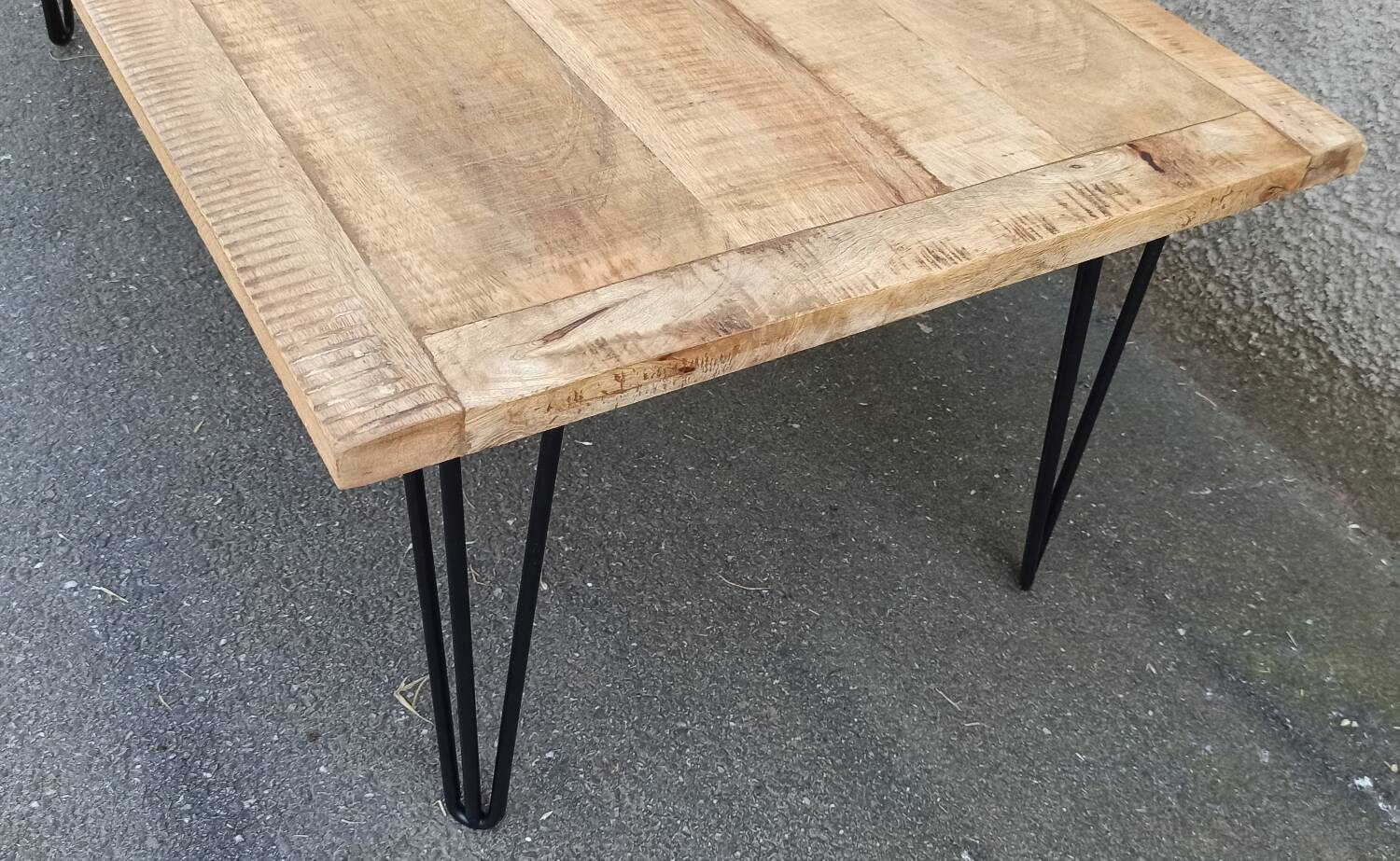 Wooden coffee table with pin legs