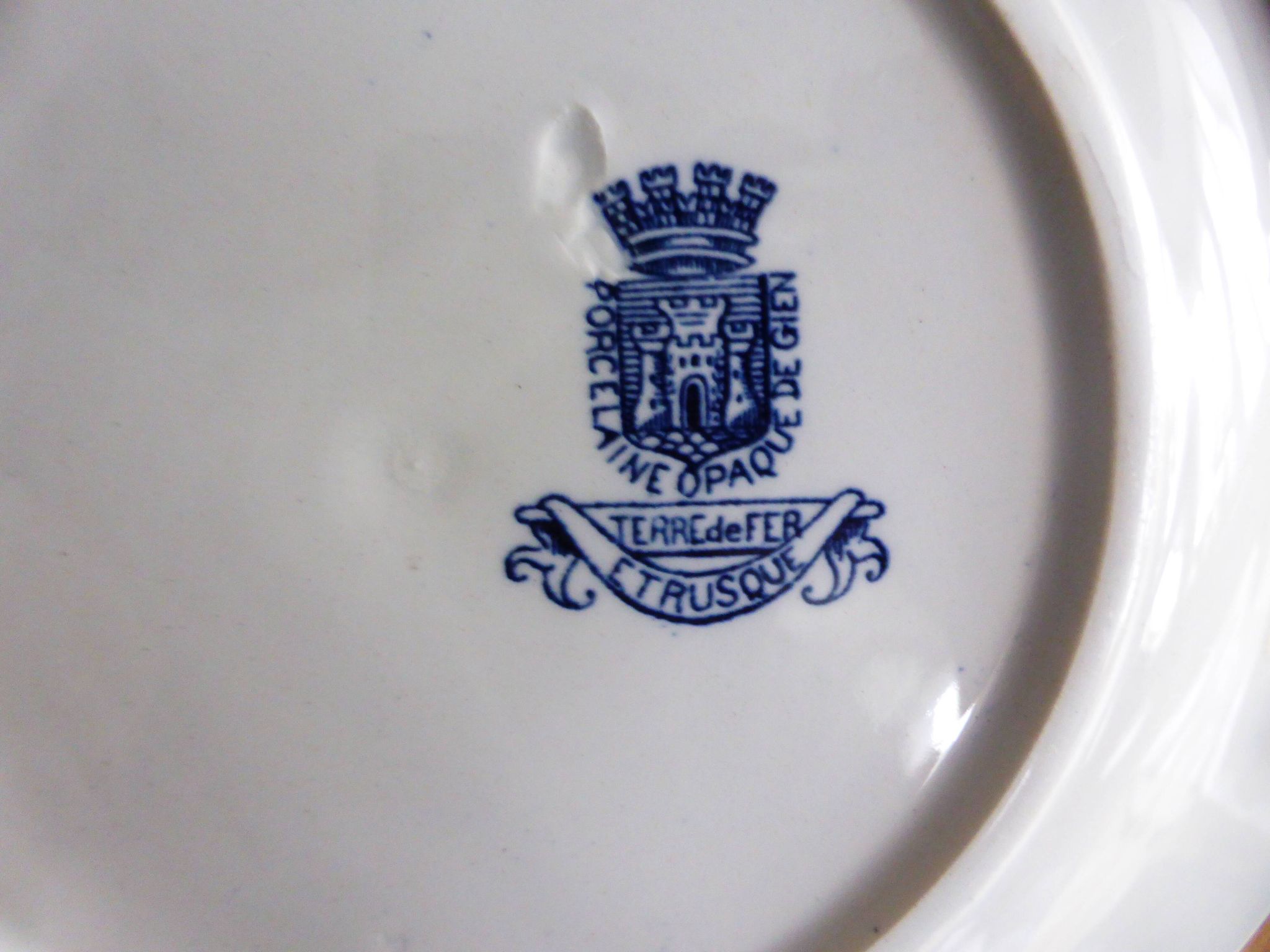 1 assiette creuse en terre de fer de Gien modèle Etrusque 221275