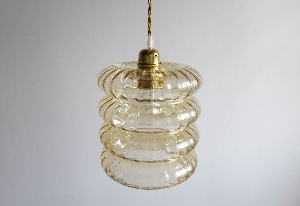 Amber glass suspension