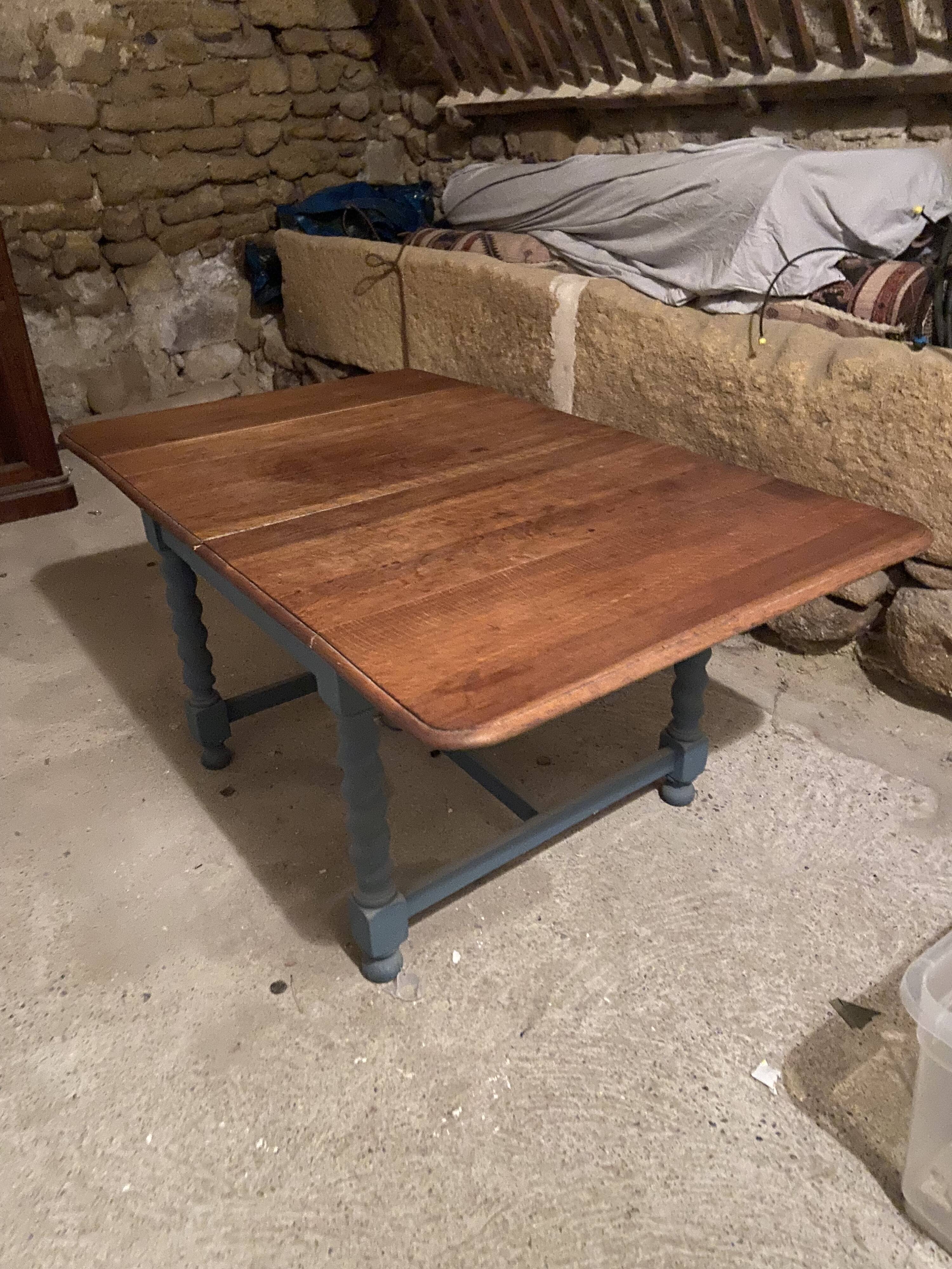 Farm table with twisted legs and 2 drop leaves.