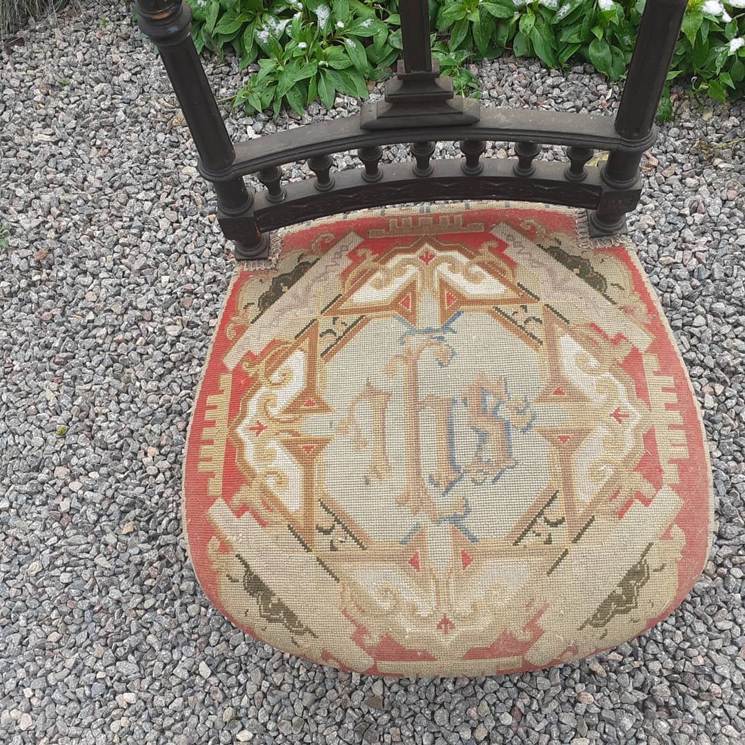 Prie dieu assise et repose mains en tapisserie