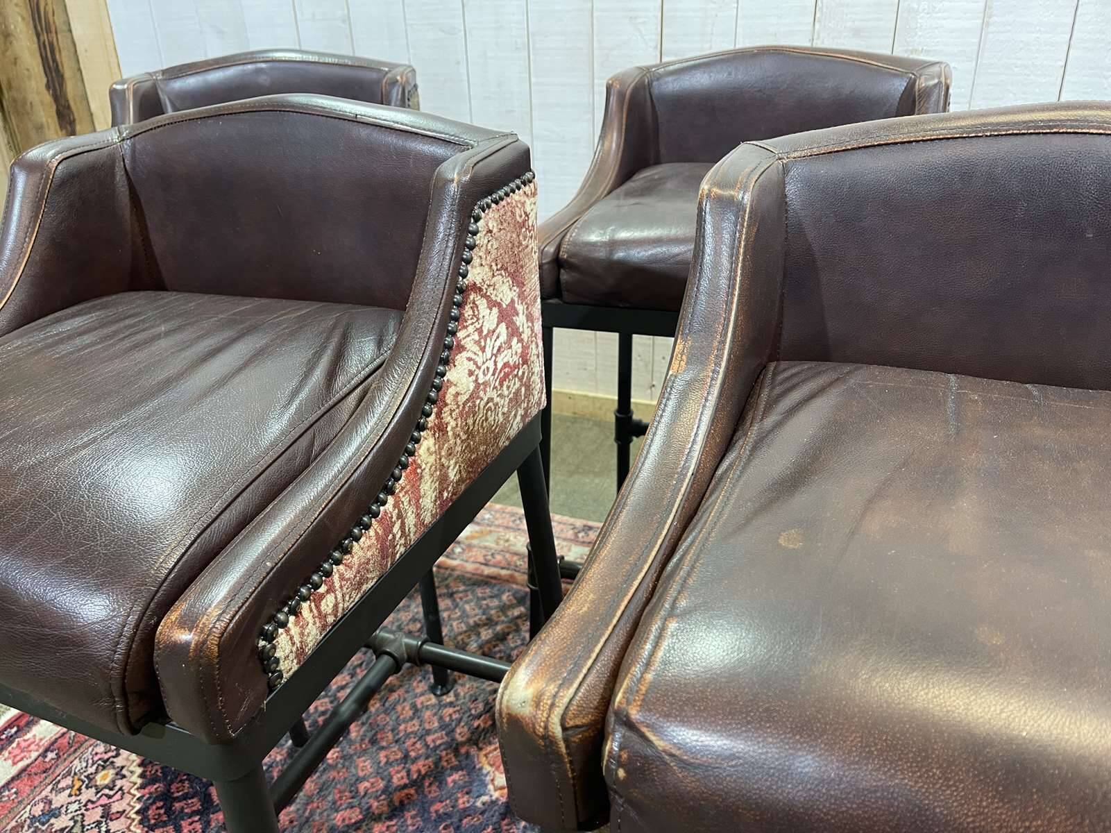 Série de 5 tabourets style industriel en métal et cuir, travail moderne