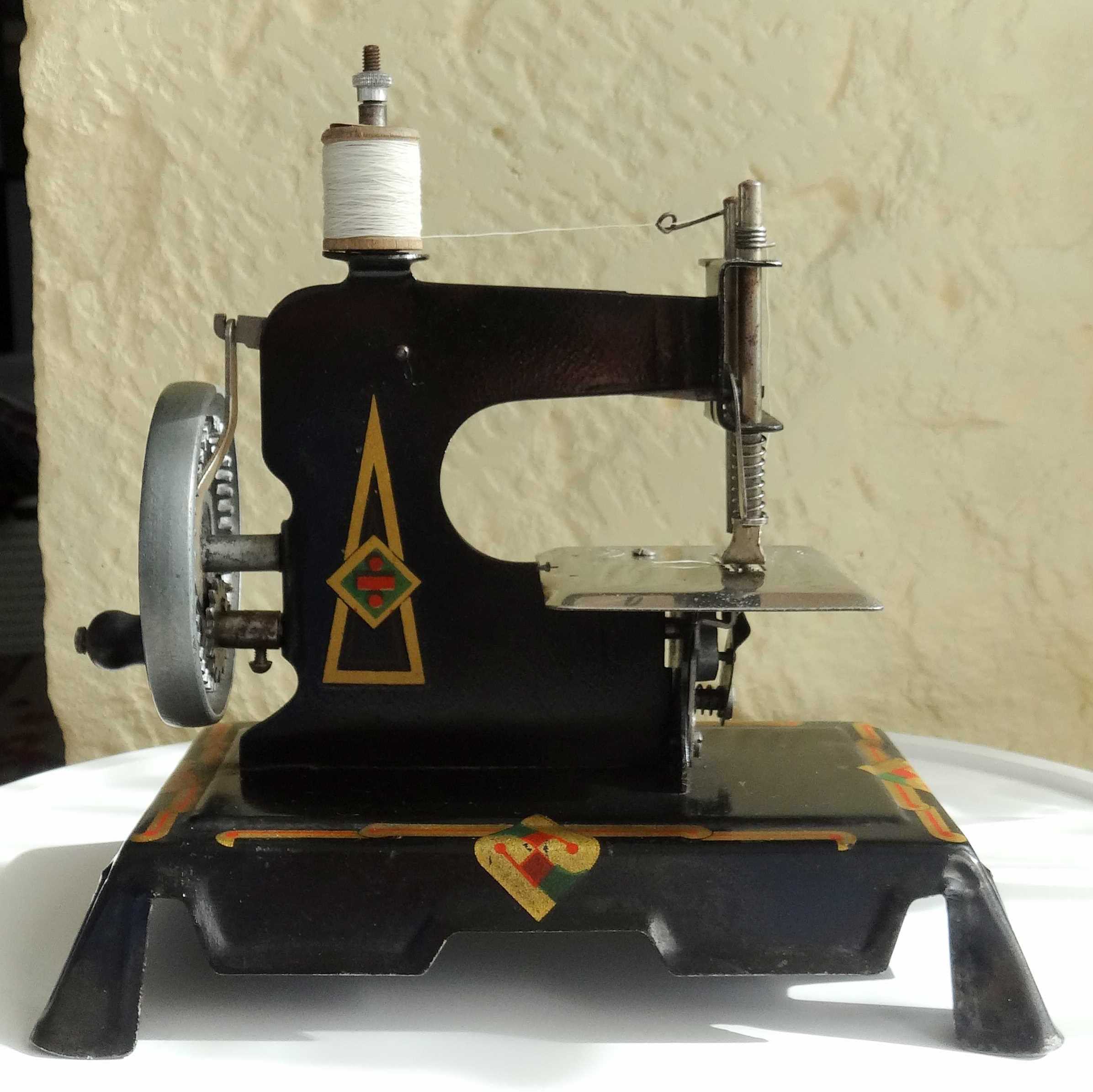 Baby sewing machine years 20-30