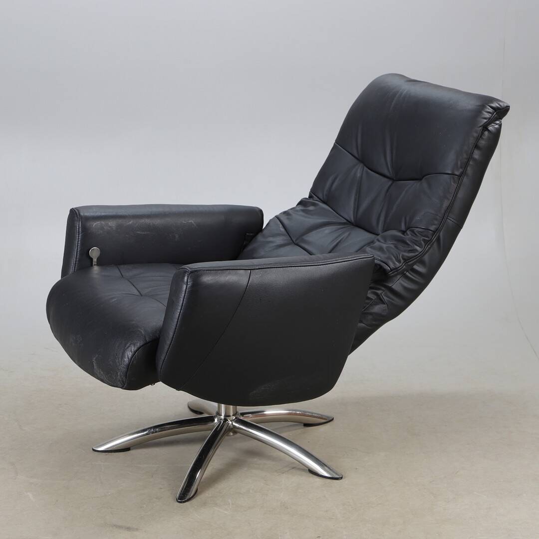 Modern Black Leather Swivel Armchair — Chrome Base — 2000s — H 107 cm