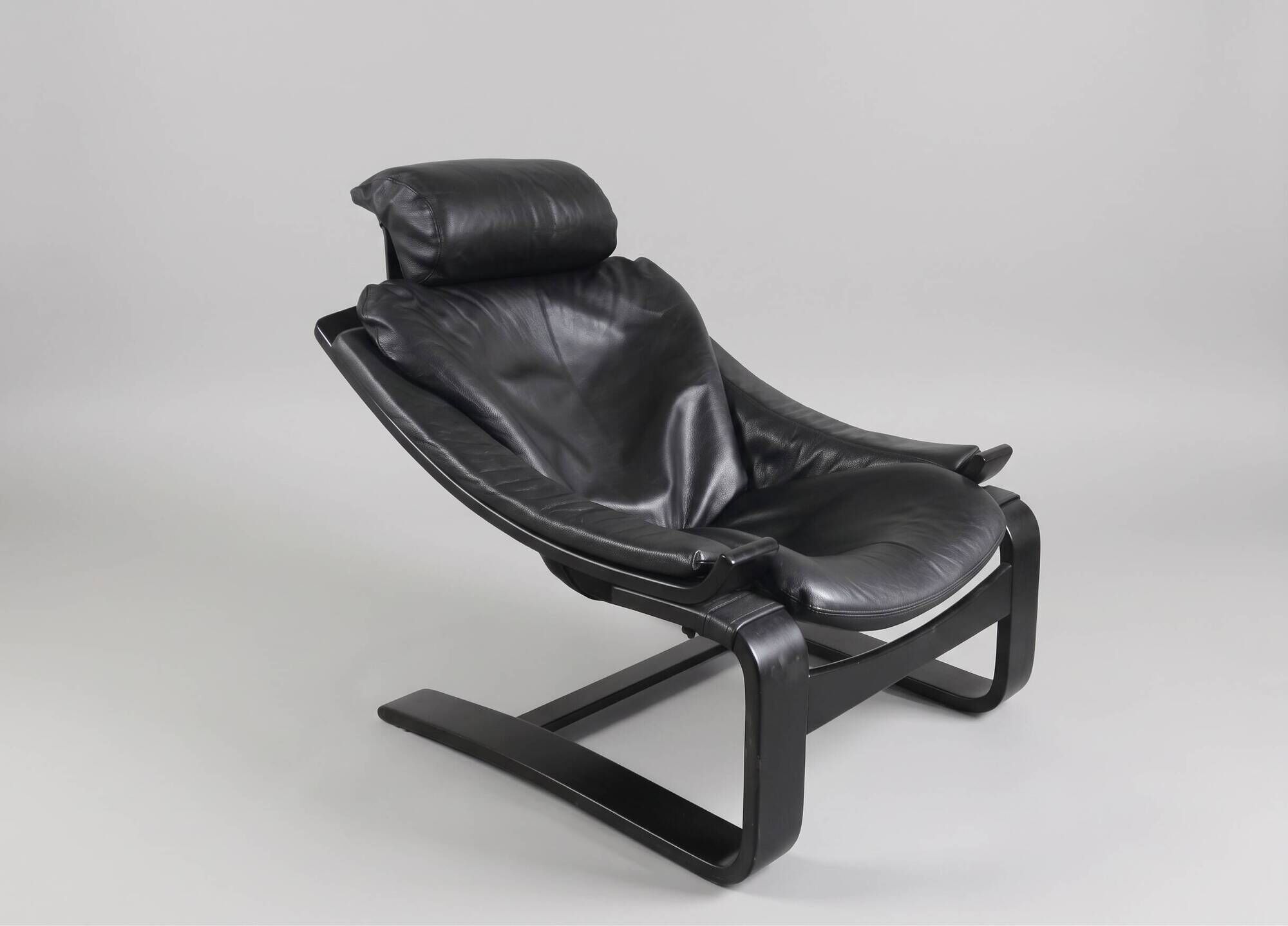 "Lounge chair 'Kroken' by Åke Fribyter for Roche Bobois — Black leather"