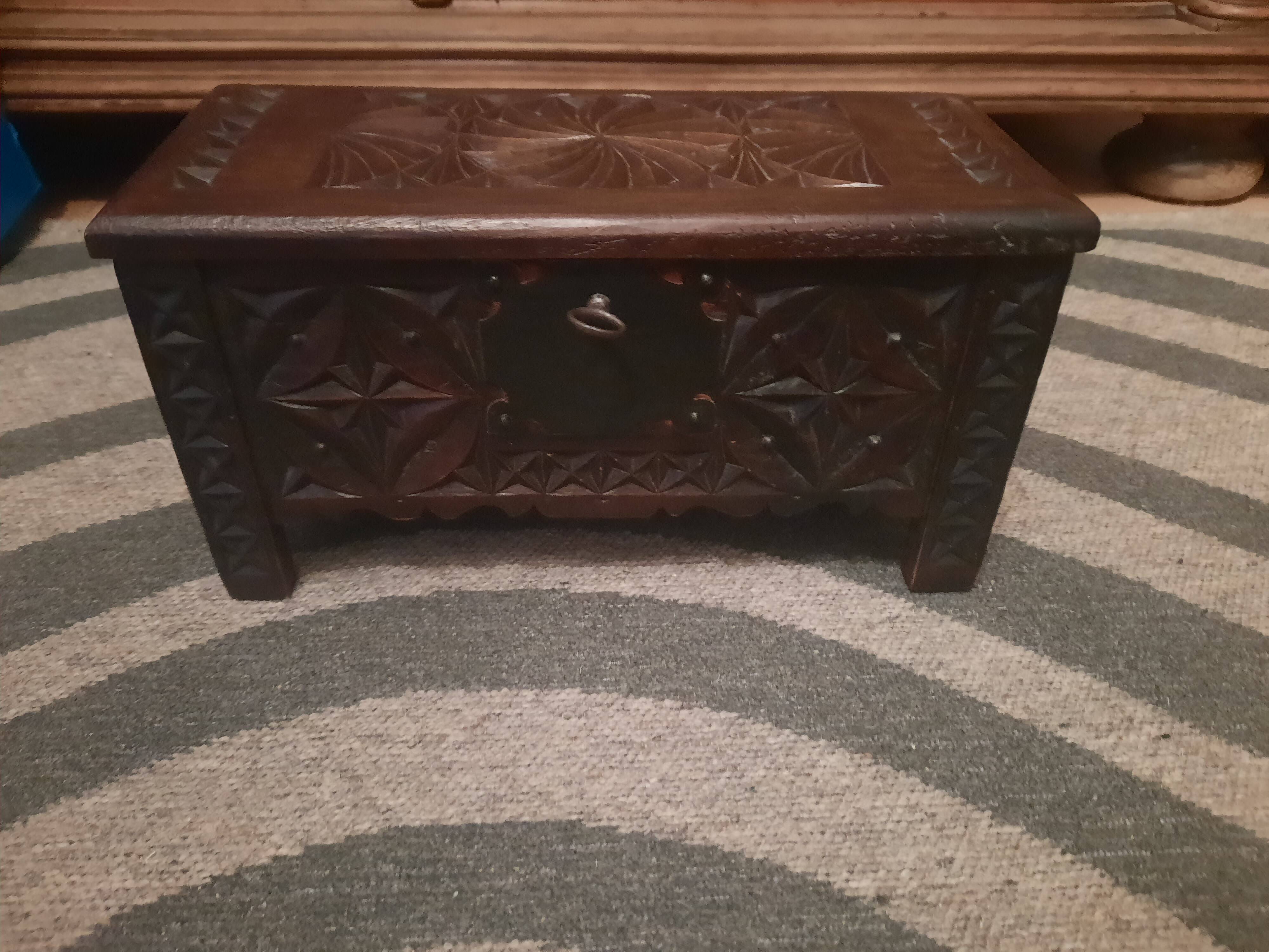 Coffret en bois sculpté