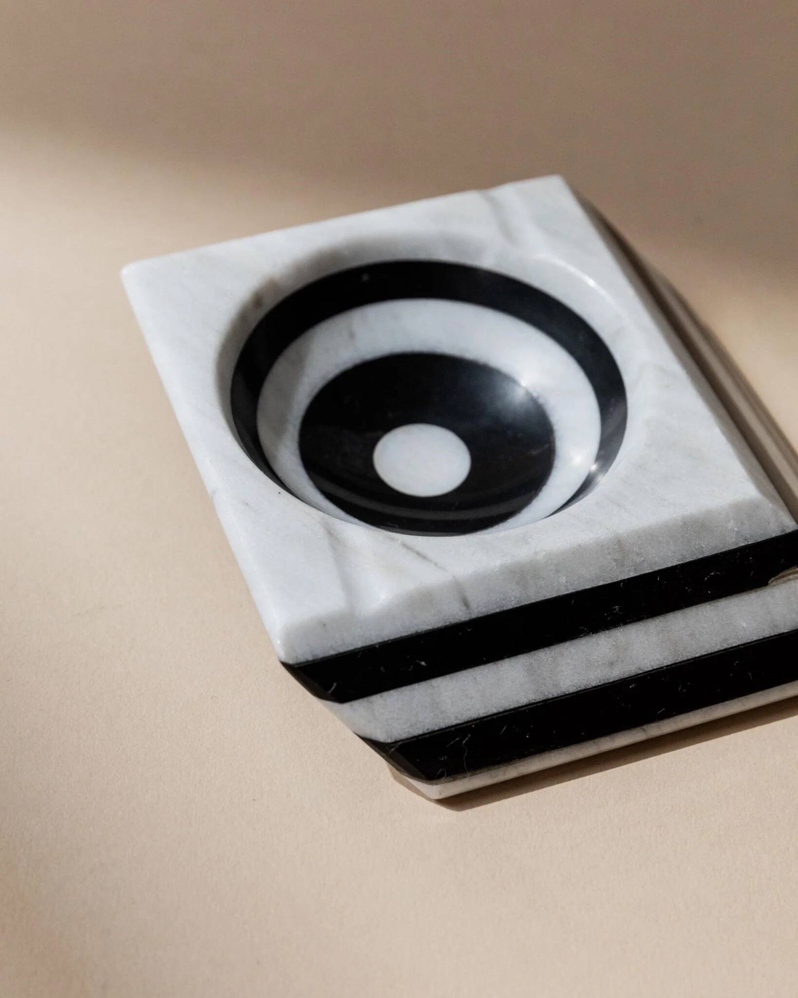 Cendrier vintage en marbre - illusion d’optique rayée noir et blanc - Art déco Italie années 1930
