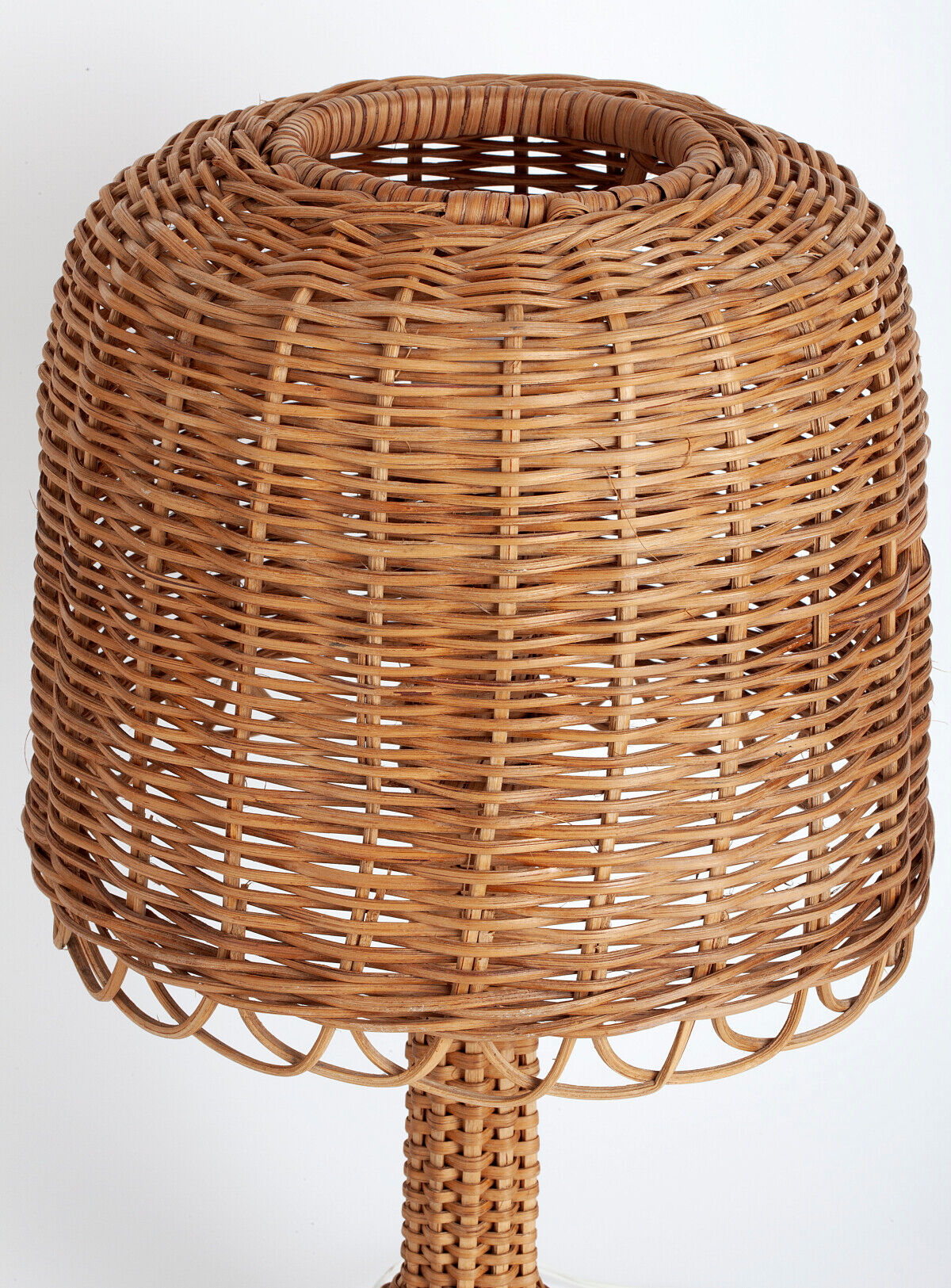 Grand lampadaire en rotin naturel