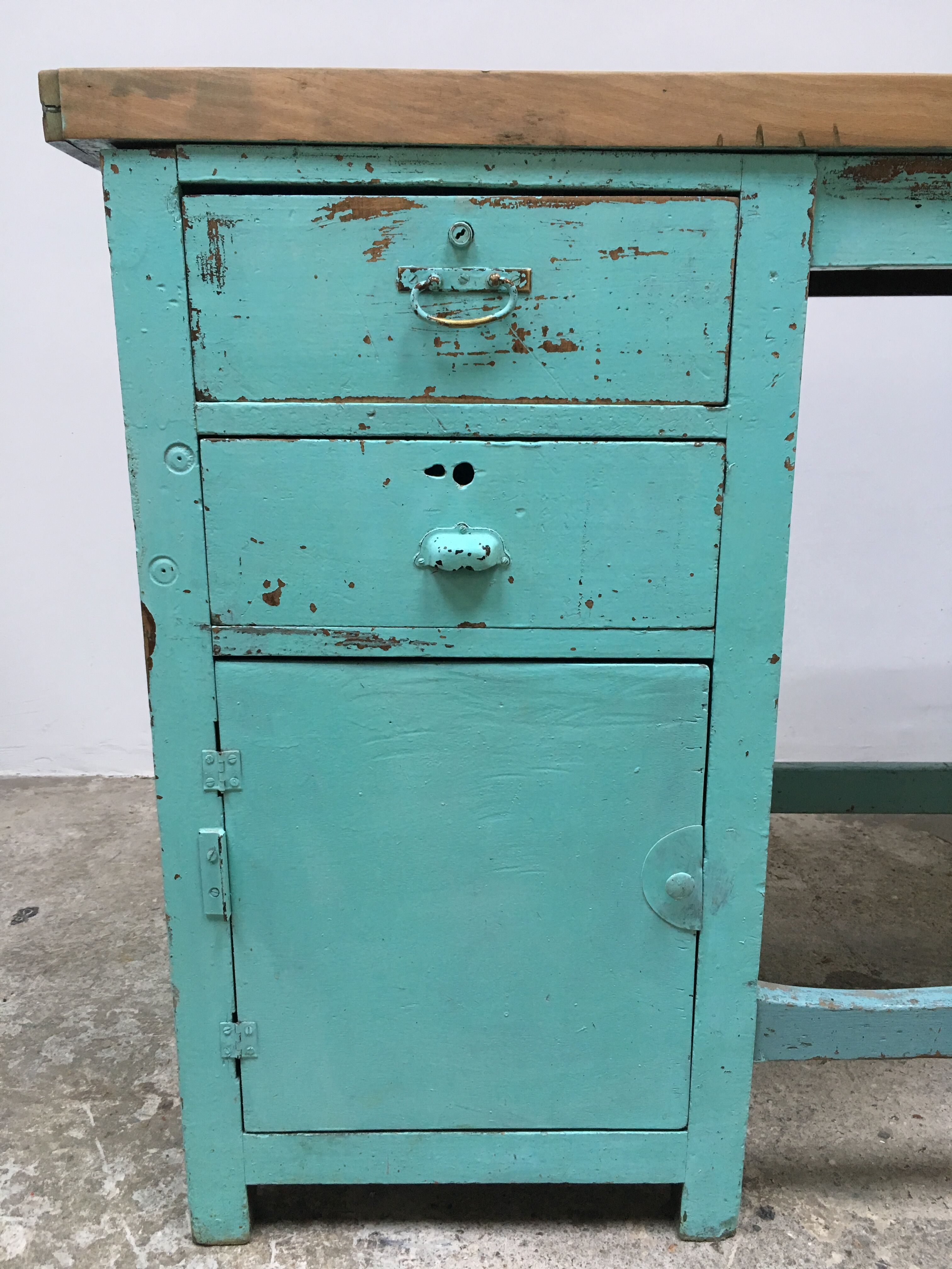 Counter desk established mint