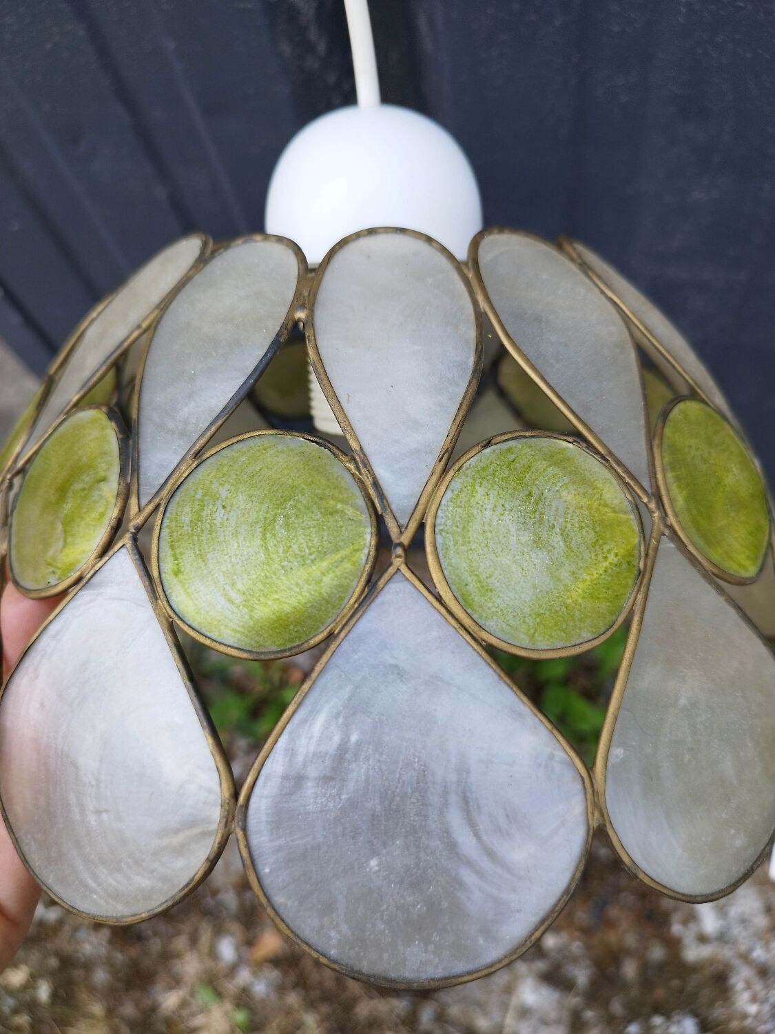 Mother-of-pearl lampshade suspension