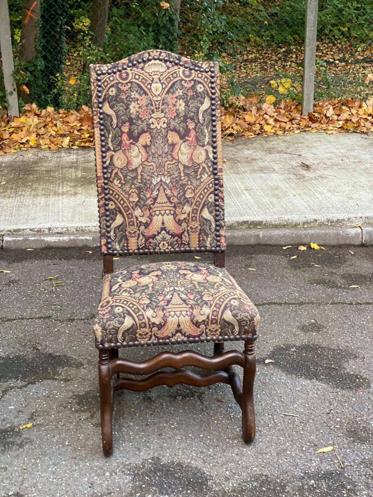 Vintage Louis XIII chair in solid wood and ecru fabric