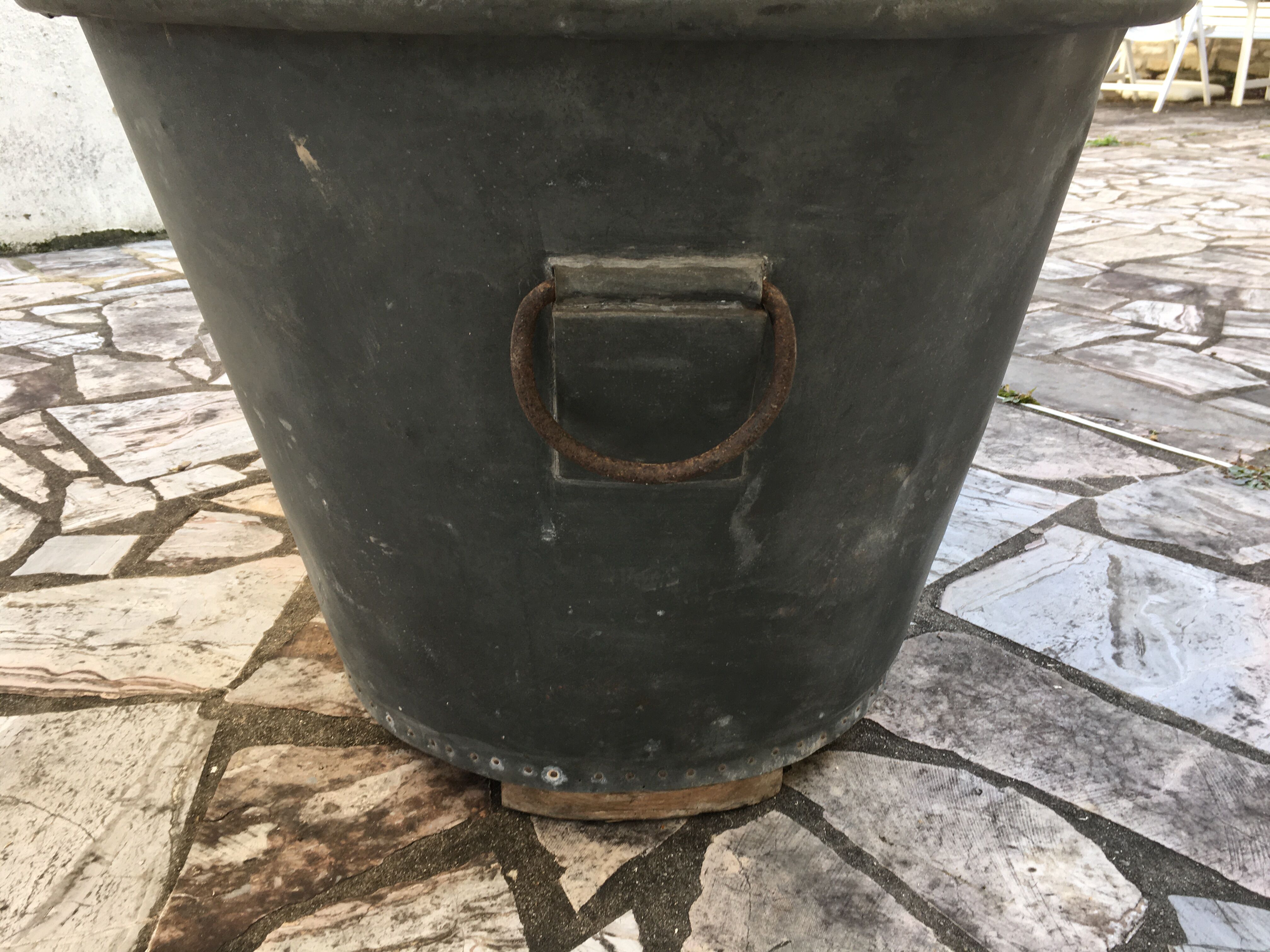 Zinc bathtub of the nineteenth