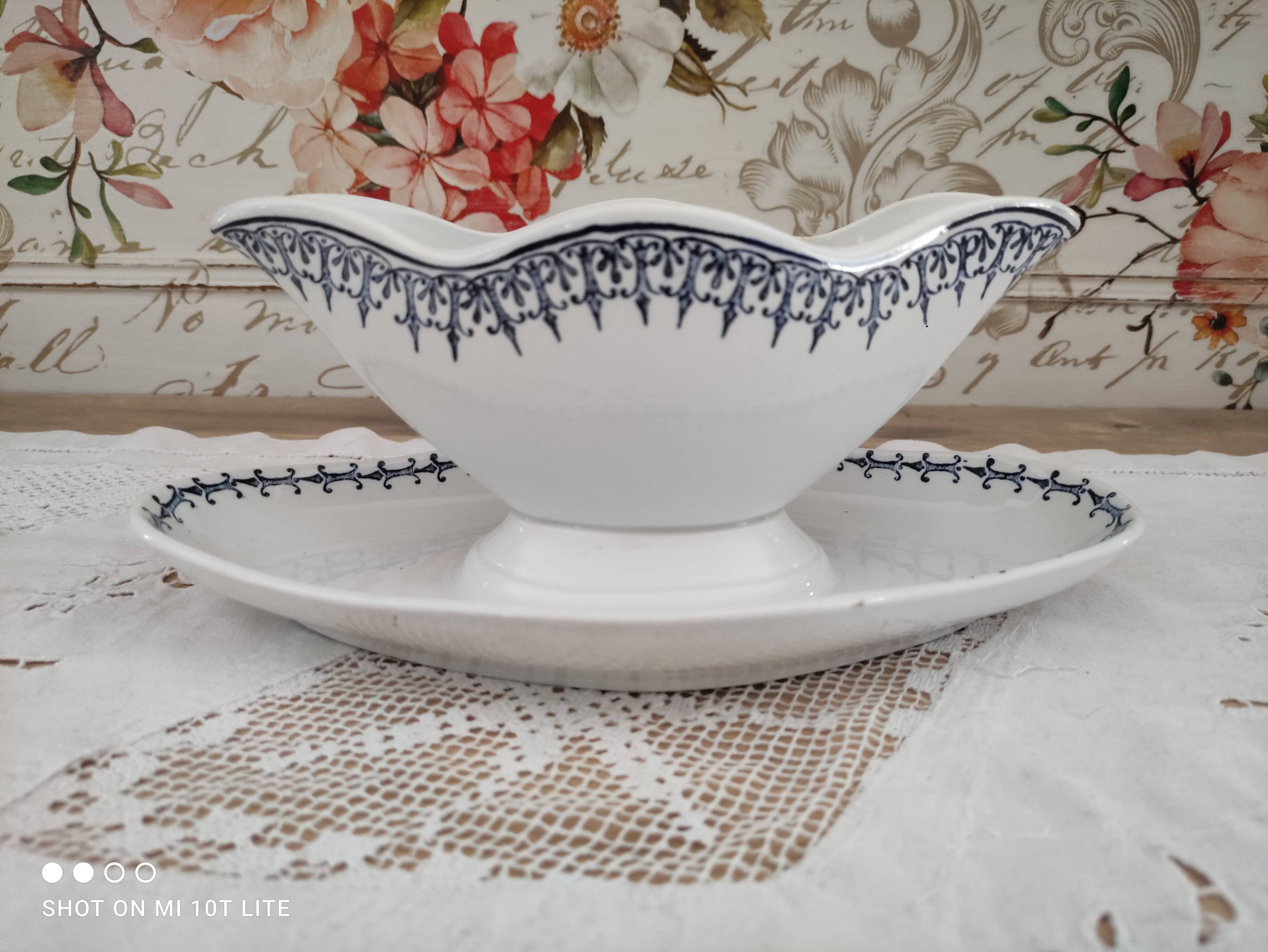 Saucière sur dormant Saint-Amand decoration frieze arabesques bleues