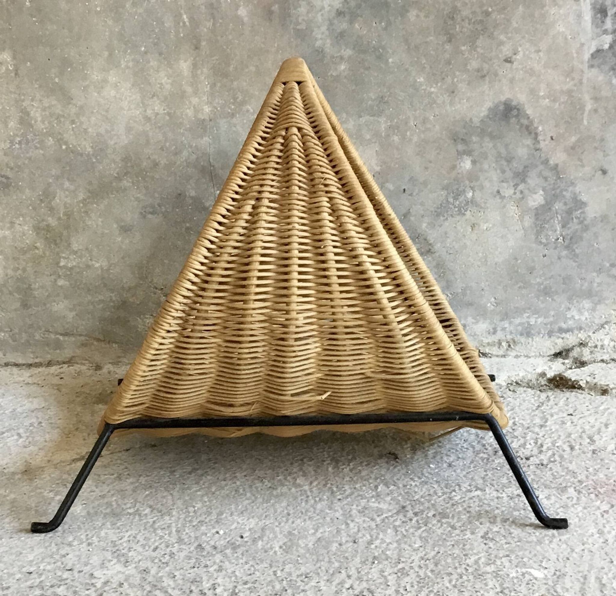 Magazine rack or log holder in wicker and metal - 1950s design