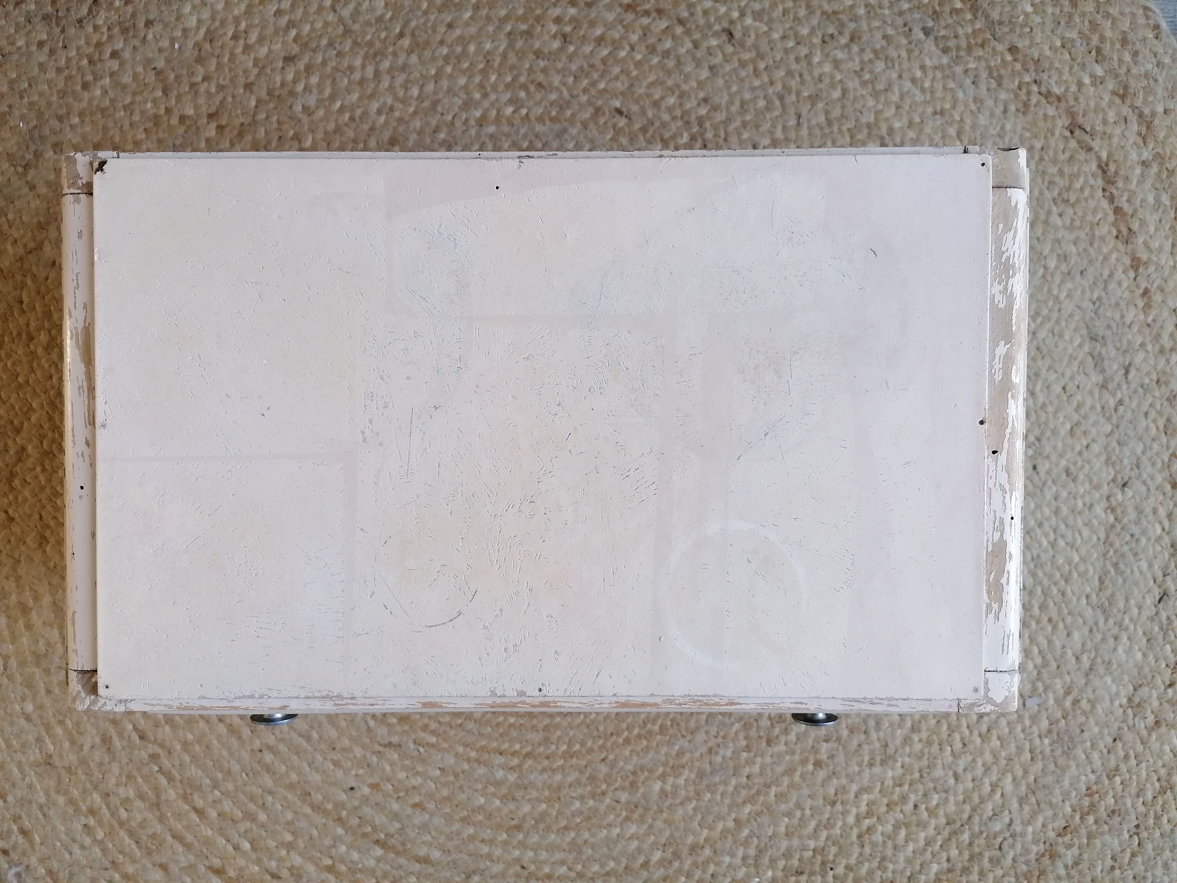 Small storage unit to lay