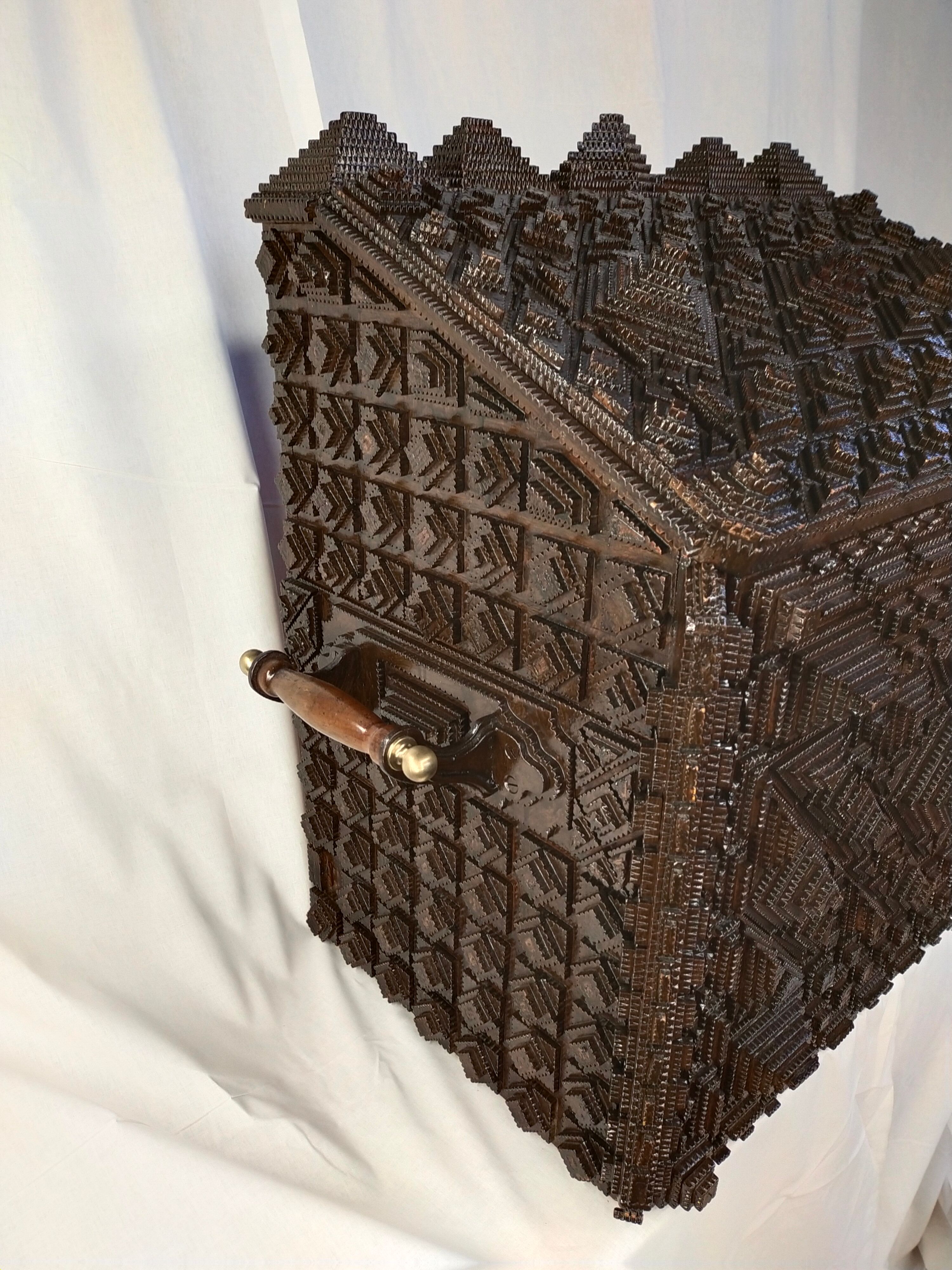 Chest folk art tramp art period 19 eme