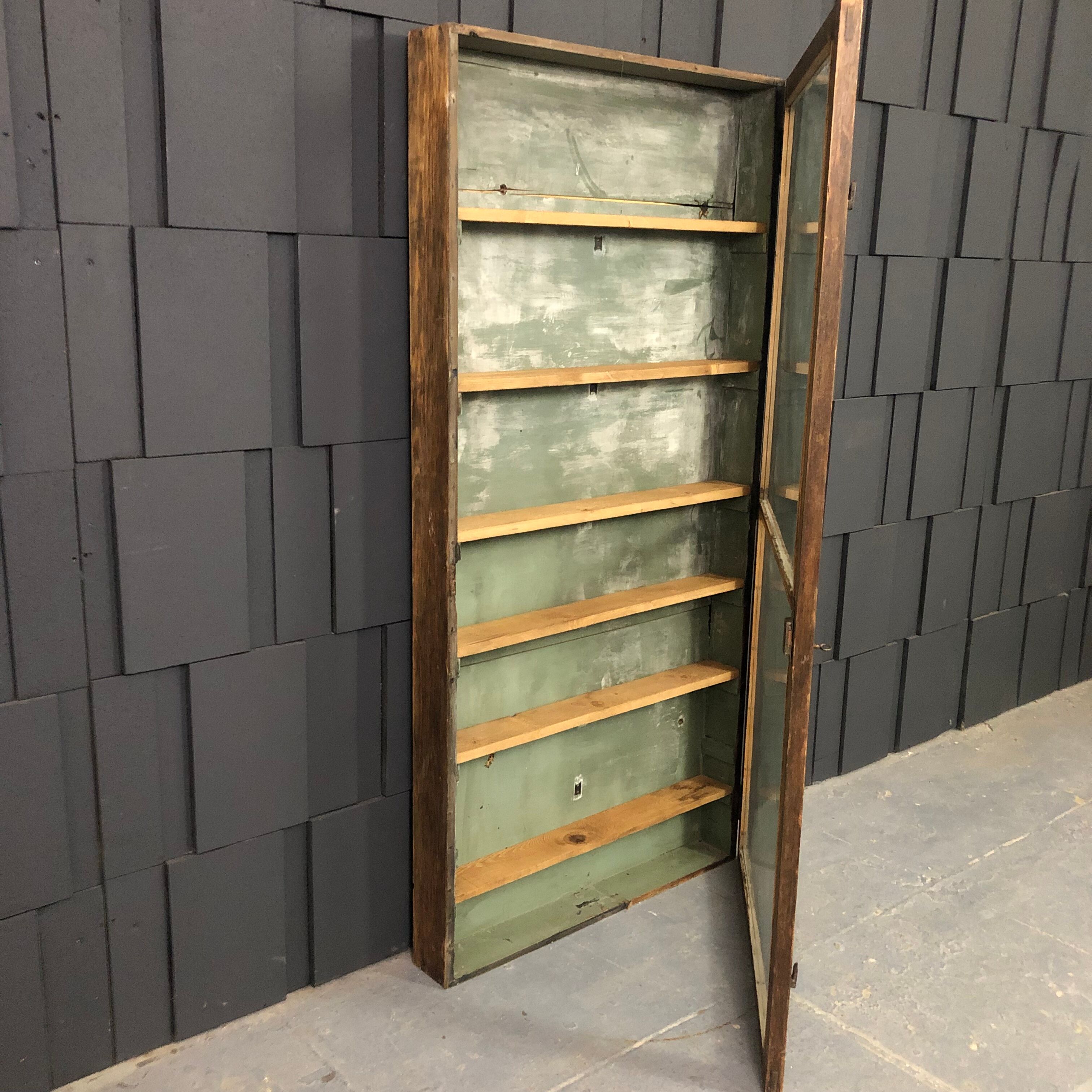 Ancienne vitrine de commerce en bois