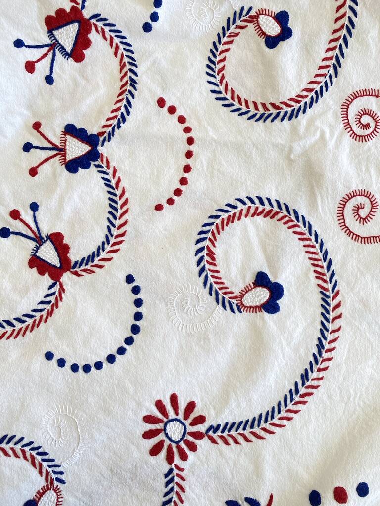 Hand embroidered round tablecloth and its 6 napkins - arabesque decoration - Cotton - diam. 130 cm