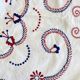 Hand embroidered round tablecloth and its 6 napkins - arabesque decoration - Cotton - diam. 130 cm