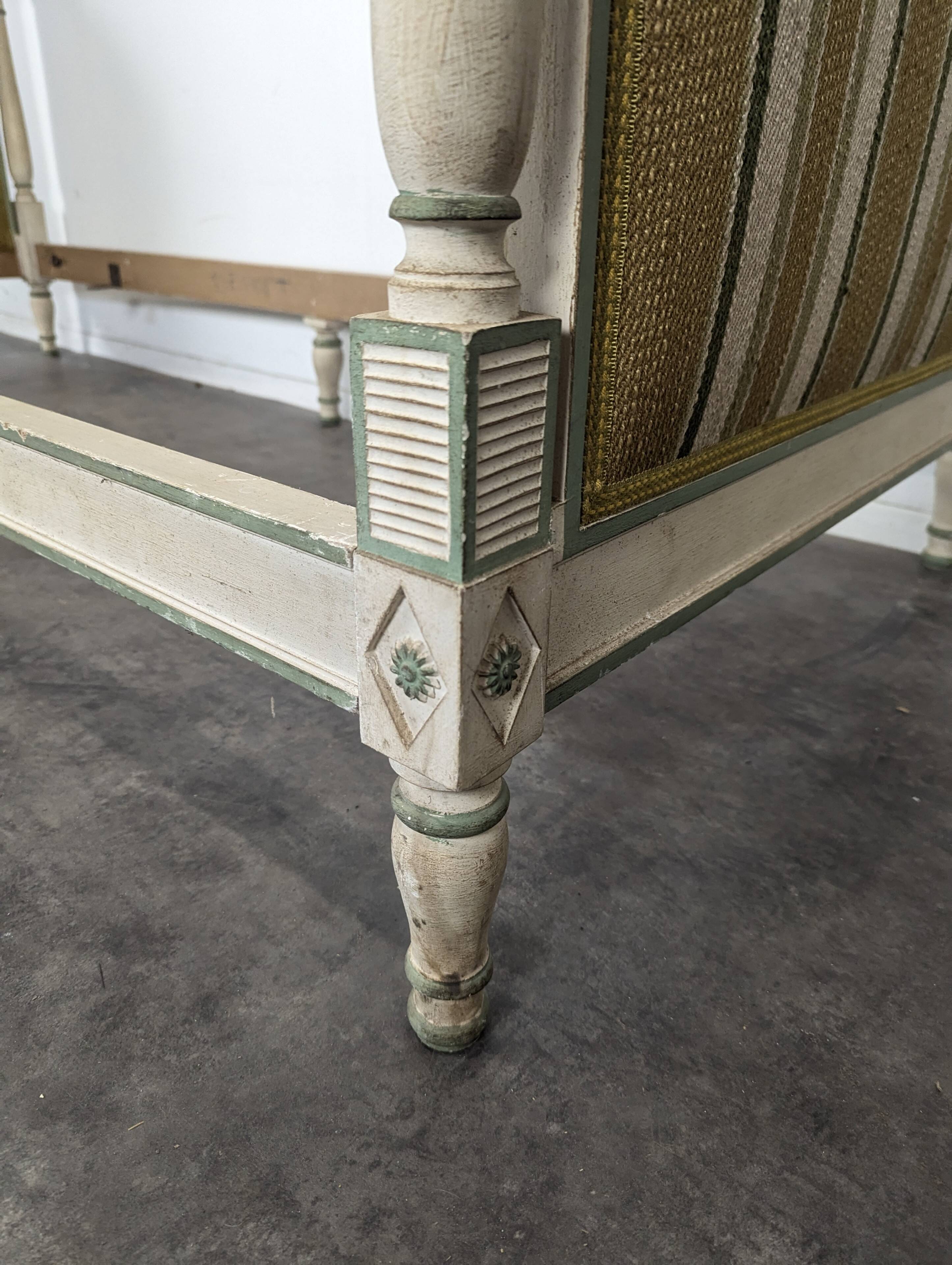 Lit de repos Directoire en bois laqué crème et vert