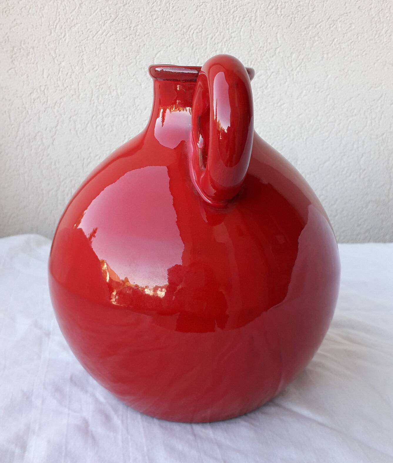 Pichet rouge en céramique