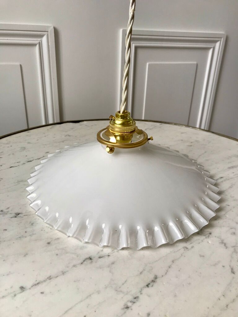 Suspension en opaline dentelée début XXème