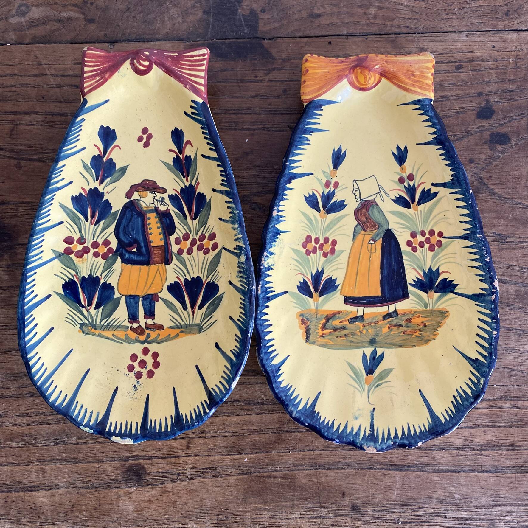 Shell-shaped butter dishes by Henriot Quimper for placing or hanging.