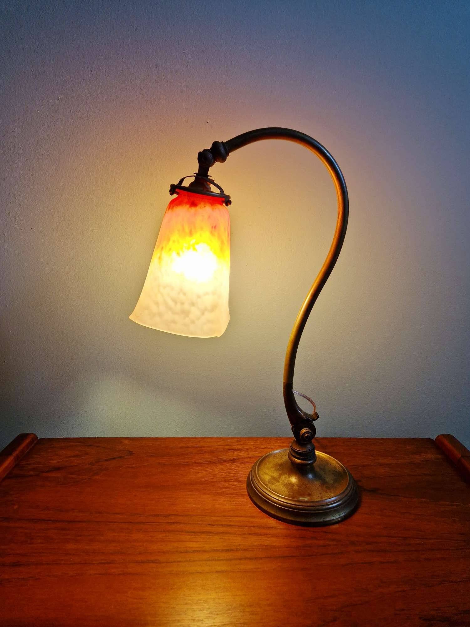 Lampe de bureau art déco en bronze et tulipe signée Schneider, années 1920